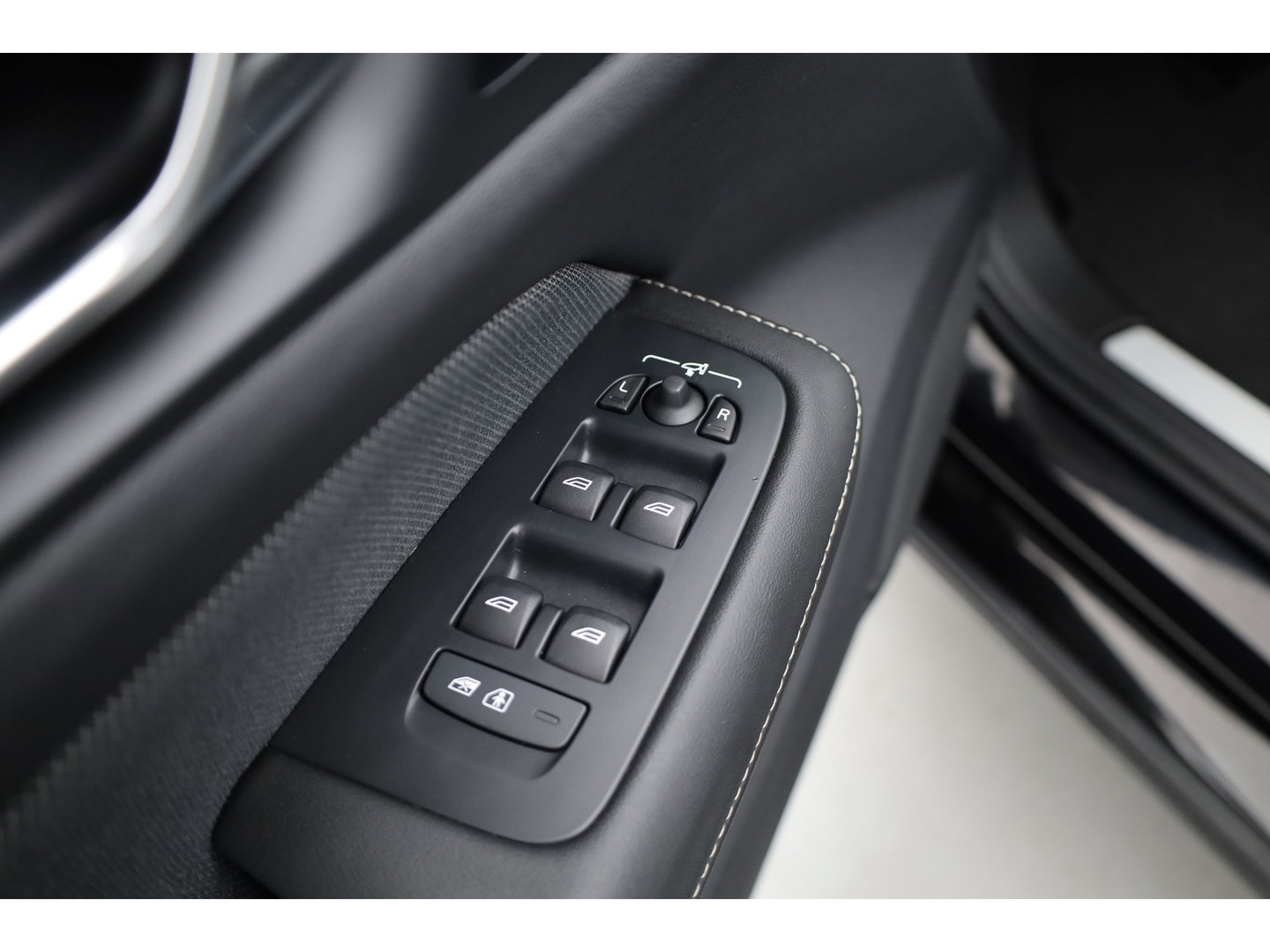 Volvo V60 2.0 T6 Plug-in hybrid AWD Plus Dark | Pano | Trekhaak | Memory Seats | H&K Audio | 360cam | Pilot Assist | Bliss | Stoel-Stuurverw. |