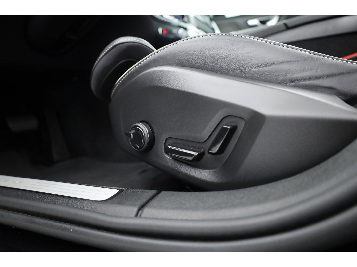 Volvo V60 2.0 T6 Plug-in hybrid AWD Plus Dark | Pano | Trekhaak | Memory Seats | H&K Audio | 360cam | Pilot Assist | Bliss | Stoel-Stuurverw. |