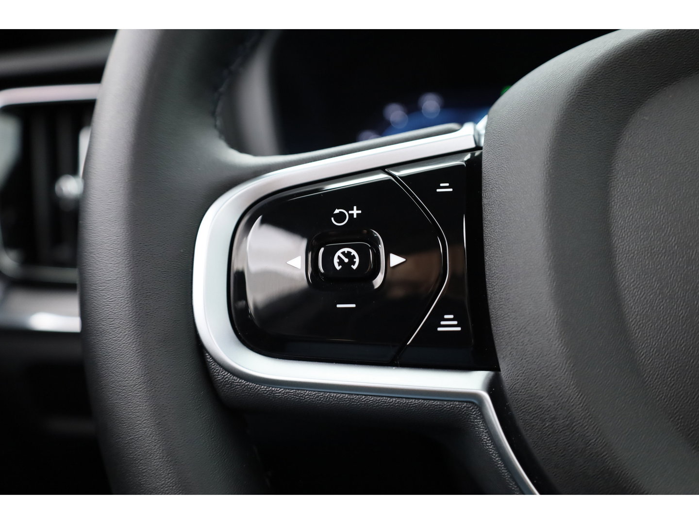 Volvo V60 2.0 T6 Plug-in hybrid AWD Plus Dark | Pano | Trekhaak | Memory Seats | H&K Audio | 360cam | Pilot Assist | Bliss | Stoel-Stuurverw. |