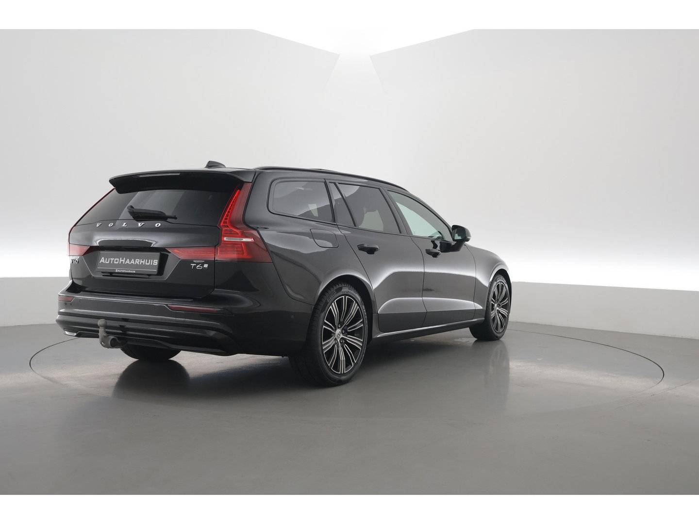 Volvo V60 2.0 T6 Plug-in hybrid AWD Plus Dark | Pano | Trekhaak | Memory Seats | H&K Audio | 360cam | Pilot Assist | Bliss | Stoel-Stuurverw. |