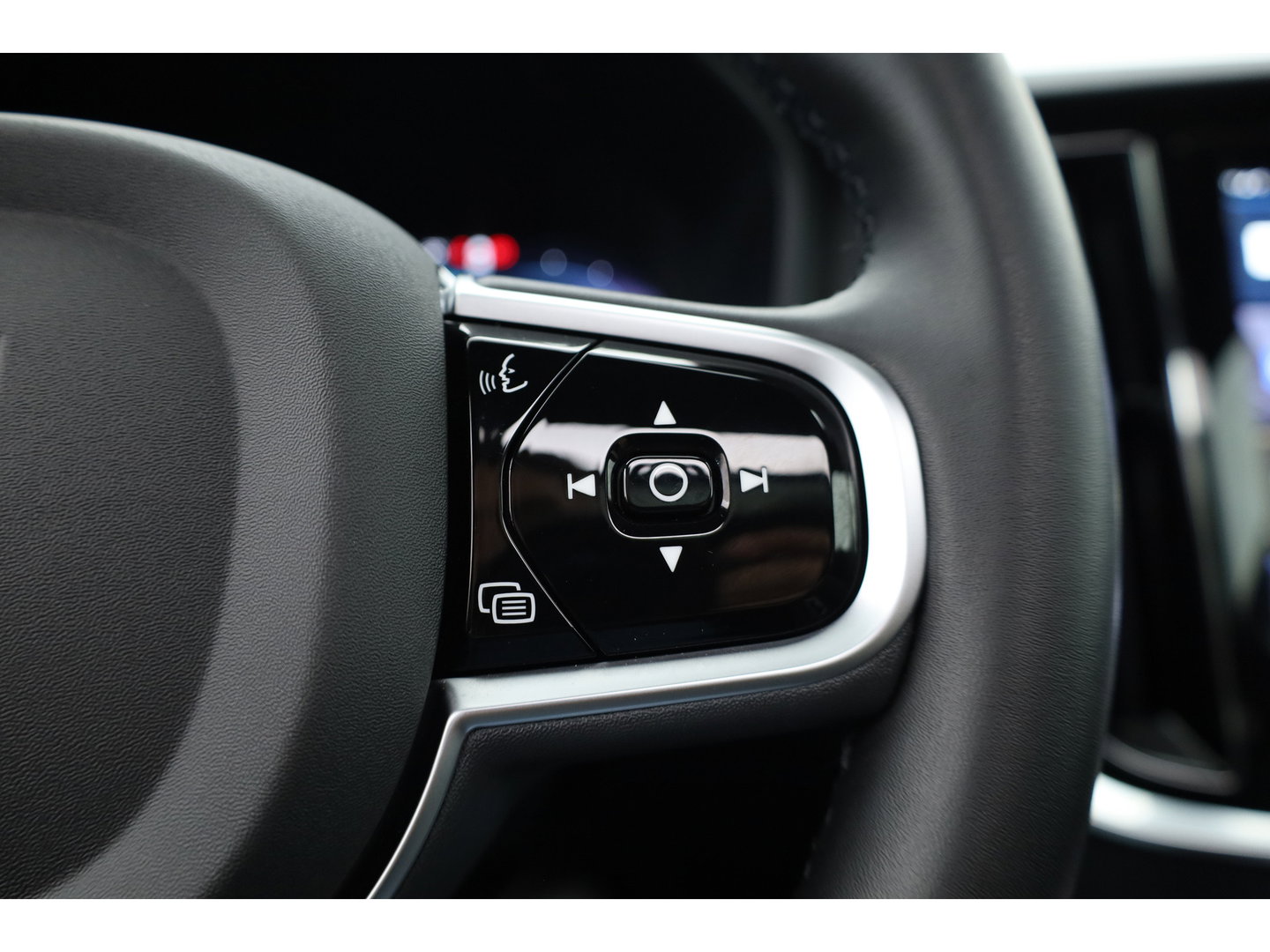Volvo V60 2.0 T6 Plug-in hybrid AWD Plus Dark | Pano | Trekhaak | Memory Seats | H&K Audio | 360cam | Pilot Assist | Bliss | Stoel-Stuurverw. |