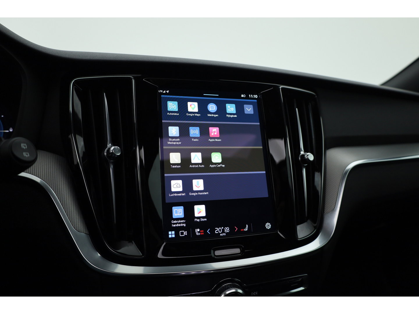 Volvo V60 2.0 T6 Plug-in hybrid AWD Plus Dark | Pano | Trekhaak | Memory Seats | H&K Audio | 360cam | Pilot Assist | Bliss | Stoel-Stuurverw. |