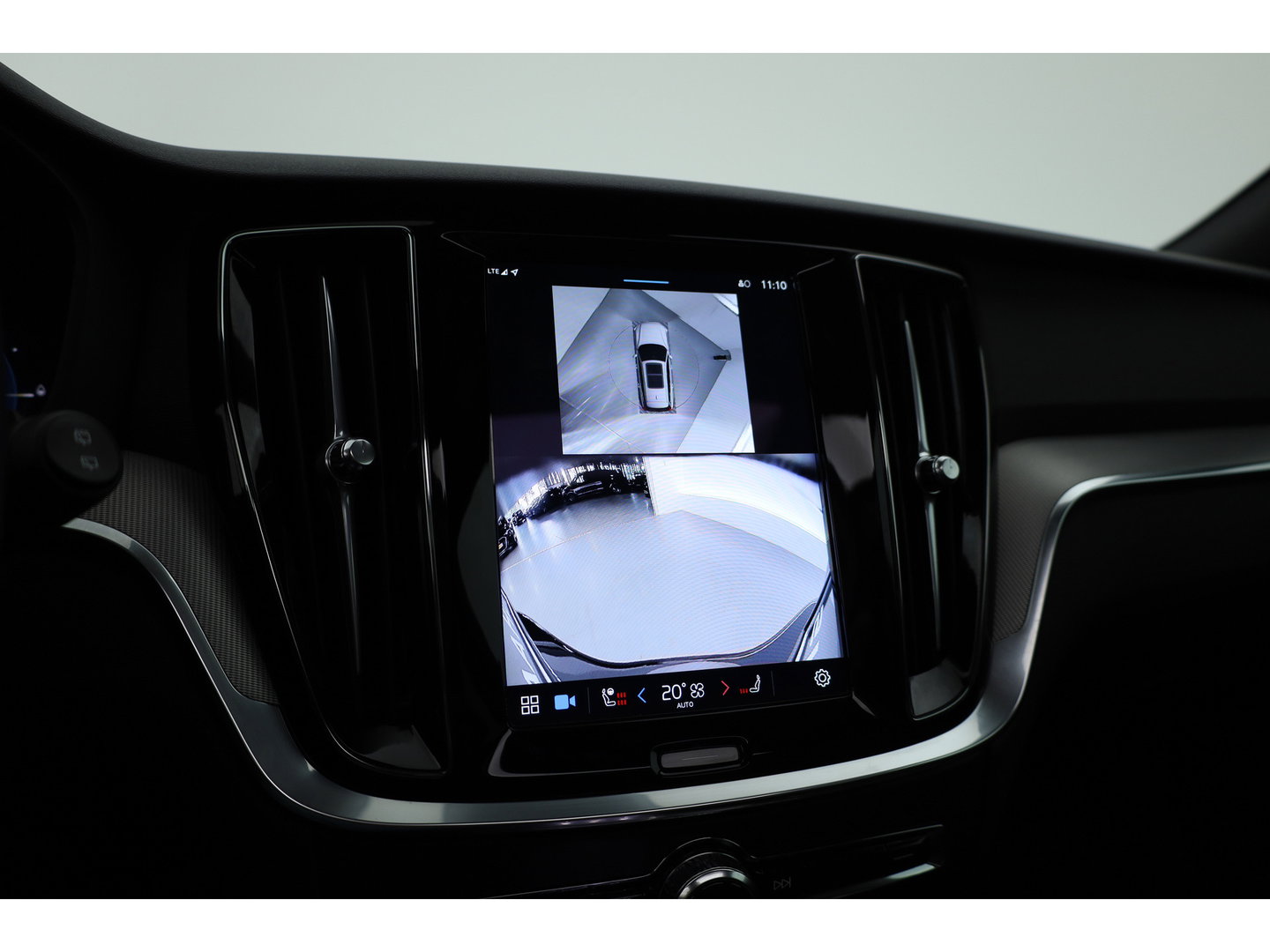 Volvo V60 2.0 T6 Plug-in hybrid AWD Plus Dark | Pano | Trekhaak | Memory Seats | H&K Audio | 360cam | Pilot Assist | Bliss | Stoel-Stuurverw. |