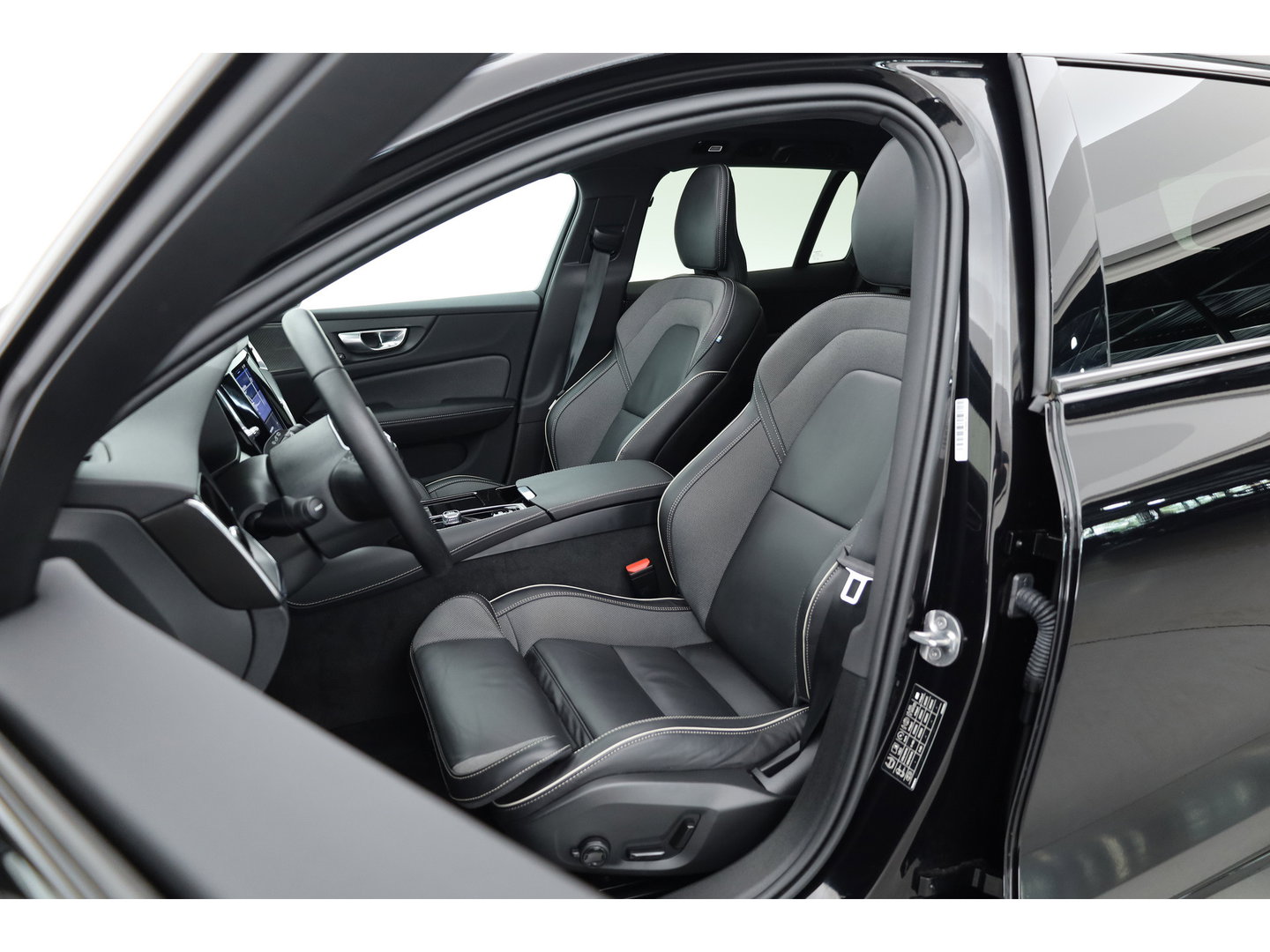 Volvo V60 2.0 T6 Plug-in hybrid AWD Plus Dark | Pano | Trekhaak | Memory Seats | H&K Audio | 360cam | Pilot Assist | Bliss | Stoel-Stuurverw. |