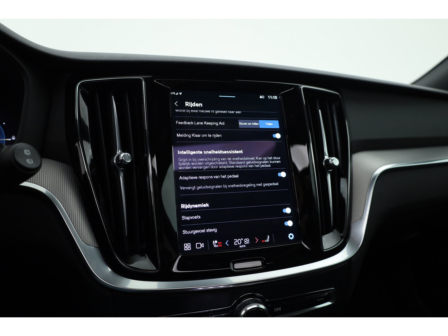 Volvo V60 2.0 T6 Plug-in hybrid AWD Plus Dark | Pano | Trekhaak | Memory Seats | H&K Audio | 360cam | Pilot Assist | Bliss | Stoel-Stuurverw. |