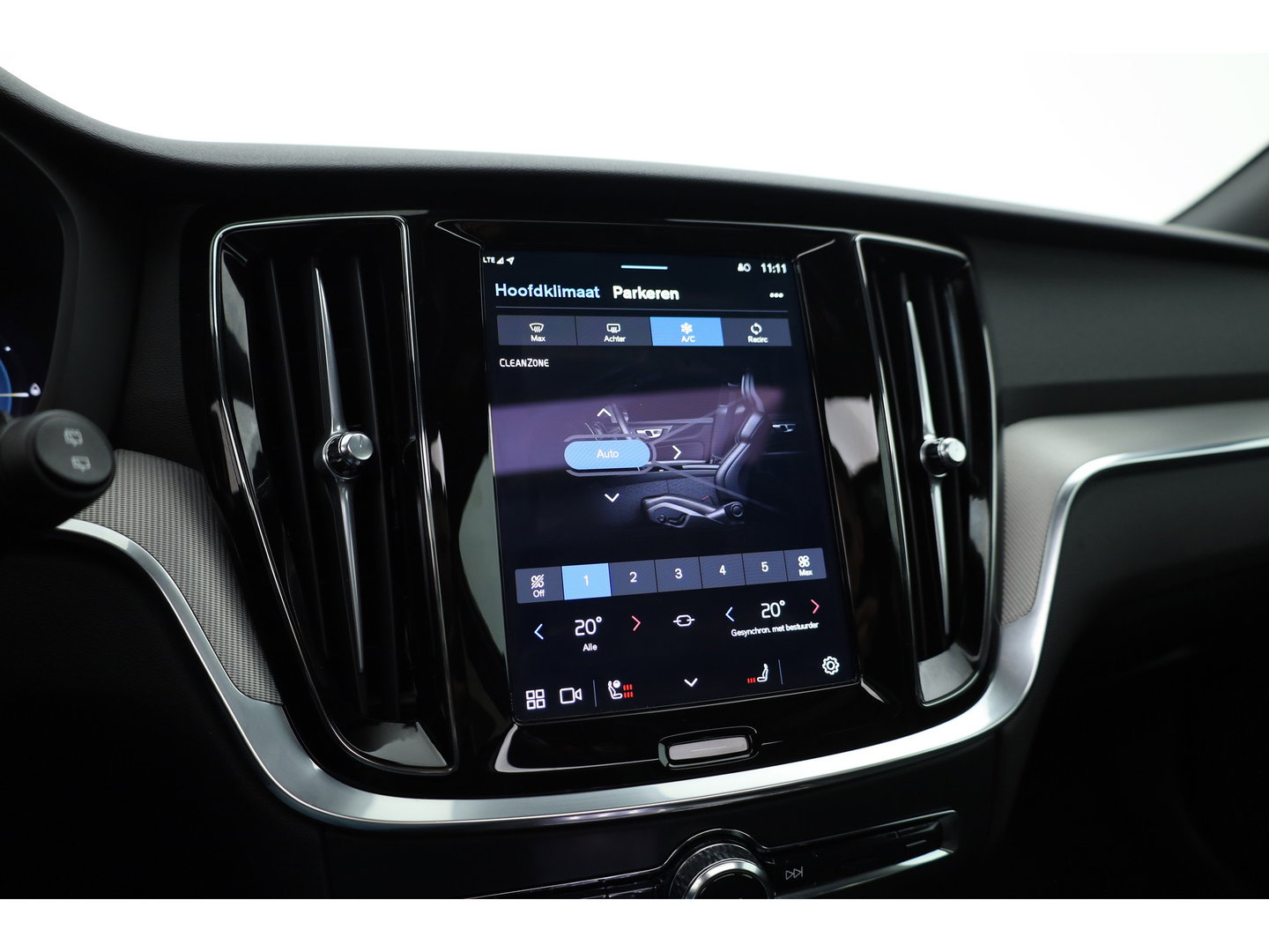 Volvo V60 2.0 T6 Plug-in hybrid AWD Plus Dark | Pano | Trekhaak | Memory Seats | H&K Audio | 360cam | Pilot Assist | Bliss | Stoel-Stuurverw. |