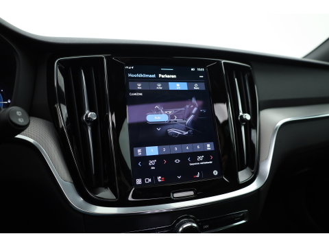 Volvo V60 2.0 T6 Plug-in hybrid AWD Plus Dark | Pano | Trekhaak | Memory Seats | H&K Audio | 360cam | Pilot Assist | Bliss | Stoel-Stuurverw. |