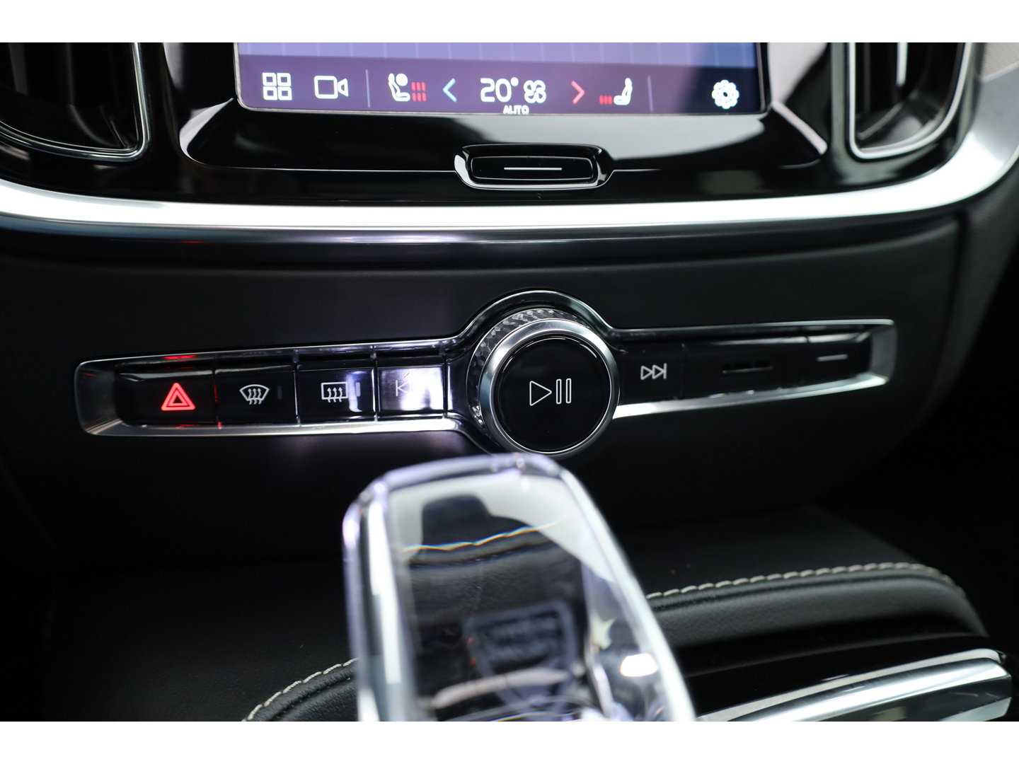 Volvo V60 2.0 T6 Plug-in hybrid AWD Plus Dark | Pano | Trekhaak | Memory Seats | H&K Audio | 360cam | Pilot Assist | Bliss | Stoel-Stuurverw. |