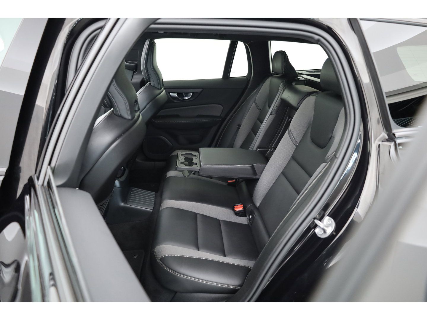 Volvo V60 2.0 T6 Plug-in hybrid AWD Plus Dark | Pano | Trekhaak | Memory Seats | H&K Audio | 360cam | Pilot Assist | Bliss | Stoel-Stuurverw. |