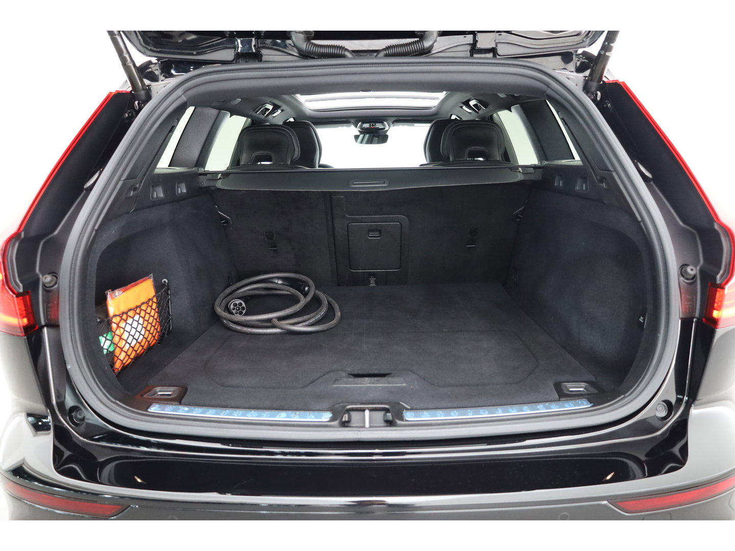 Volvo V60 2.0 T6 Plug-in hybrid AWD Plus Dark | Pano | Trekhaak | Memory Seats | H&K Audio | 360cam | Pilot Assist | Bliss | Stoel-Stuurverw. |