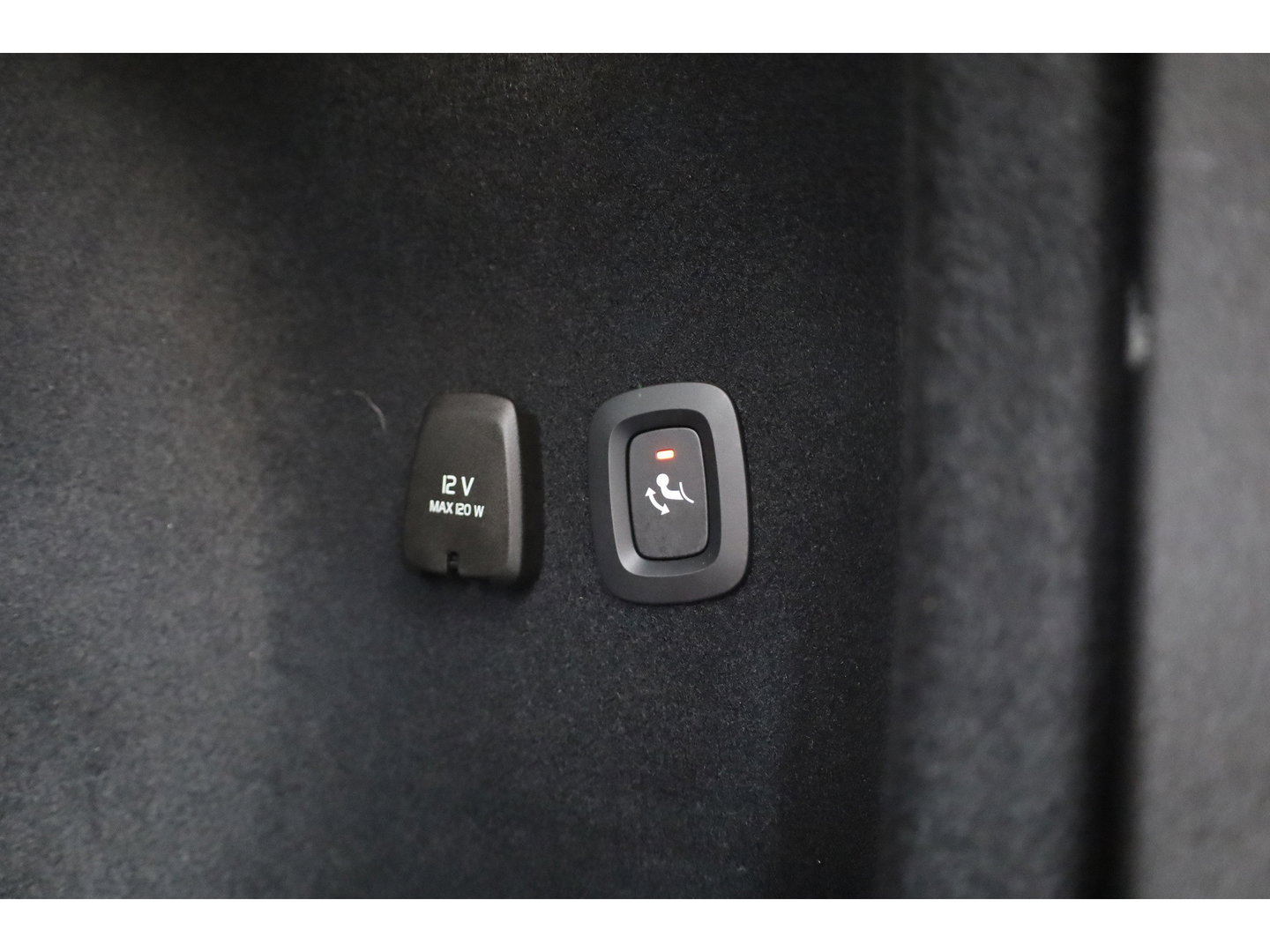 Volvo V60 2.0 T6 Plug-in hybrid AWD Plus Dark | Pano | Trekhaak | Memory Seats | H&K Audio | 360cam | Pilot Assist | Bliss | Stoel-Stuurverw. |