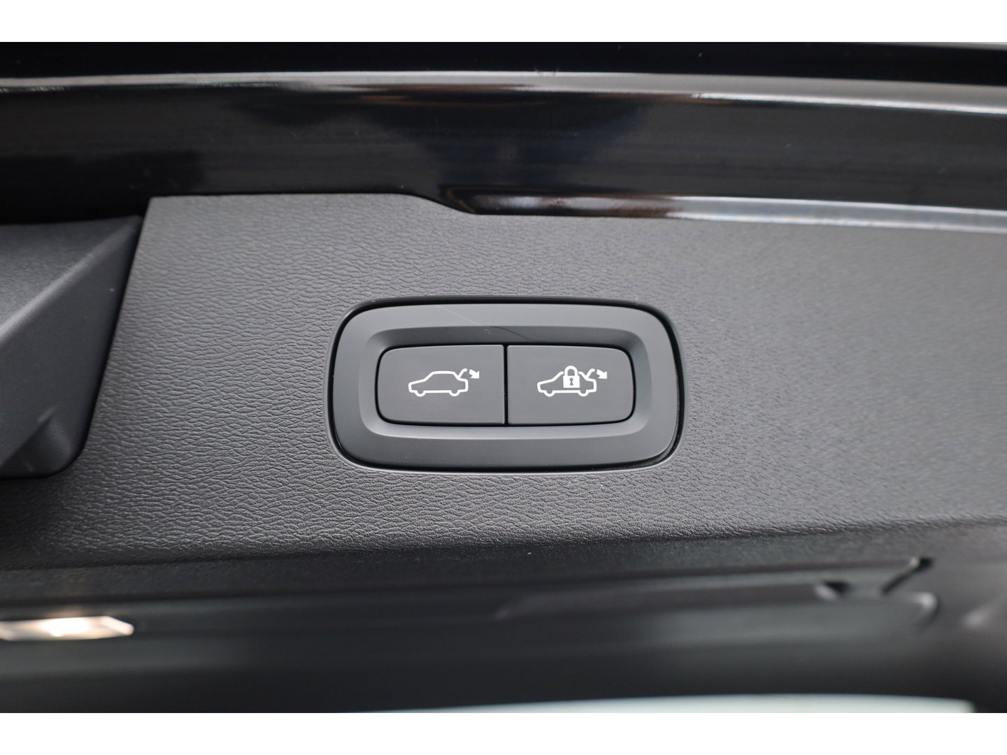 Volvo V60 2.0 T6 Plug-in hybrid AWD Plus Dark | Pano | Trekhaak | Memory Seats | H&K Audio | 360cam | Pilot Assist | Bliss | Stoel-Stuurverw. |