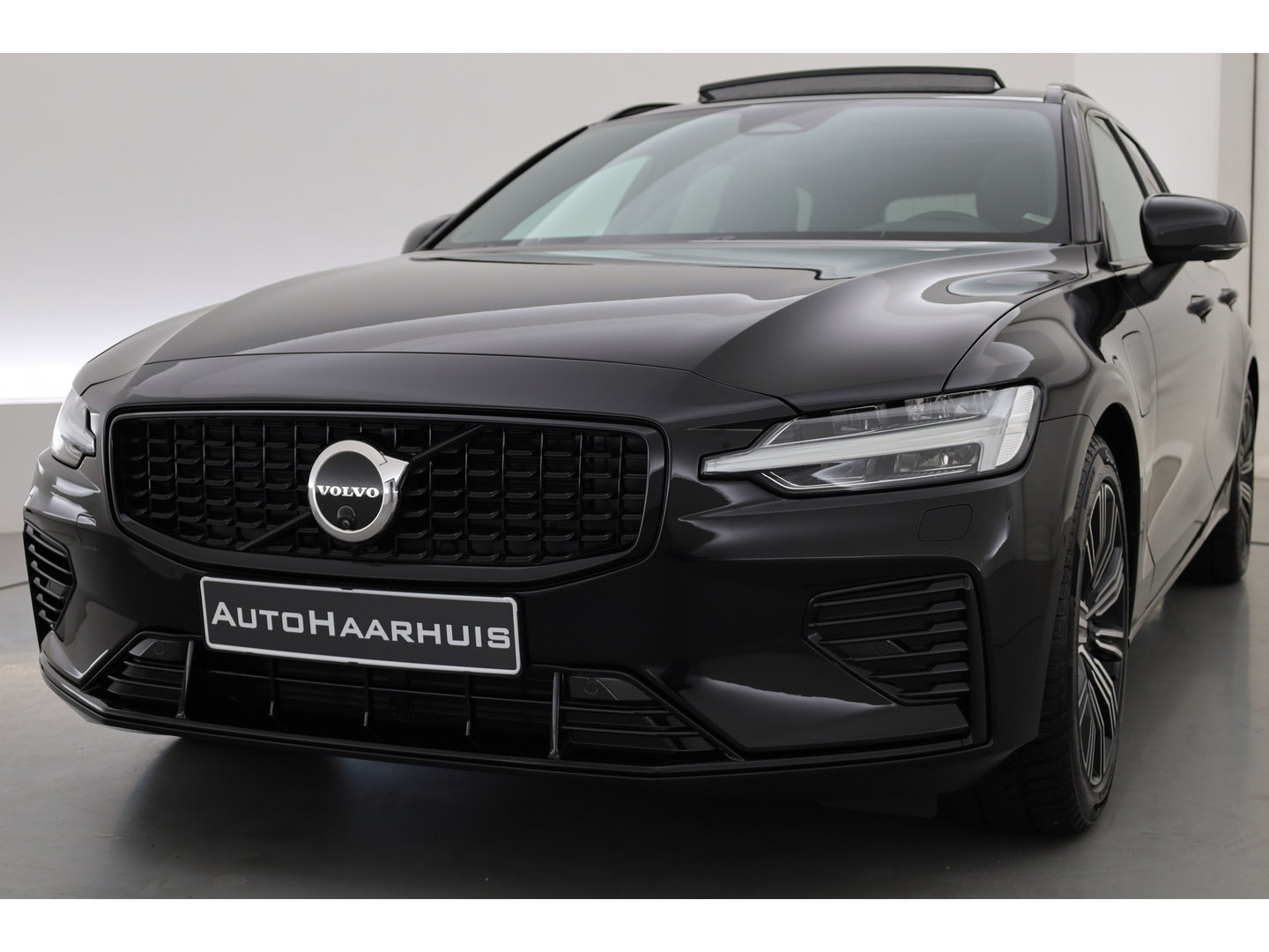Volvo V60 2.0 T6 Plug-in hybrid AWD Plus Dark | Pano | Trekhaak | Memory Seats | H&K Audio | 360cam | Pilot Assist | Bliss | Stoel-Stuurverw. |