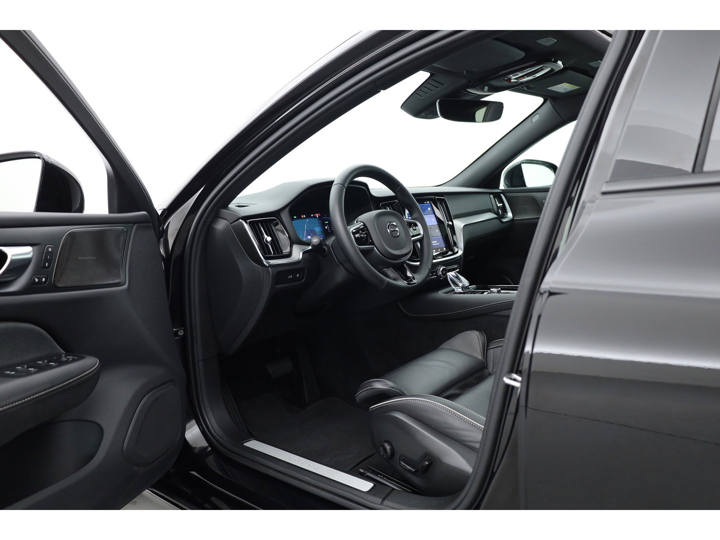 Volvo V60 2.0 T6 Plug-in hybrid AWD Plus Dark | Pano | Trekhaak | Memory Seats | H&K Audio | 360cam | Pilot Assist | Bliss | Stoel-Stuurverw. |