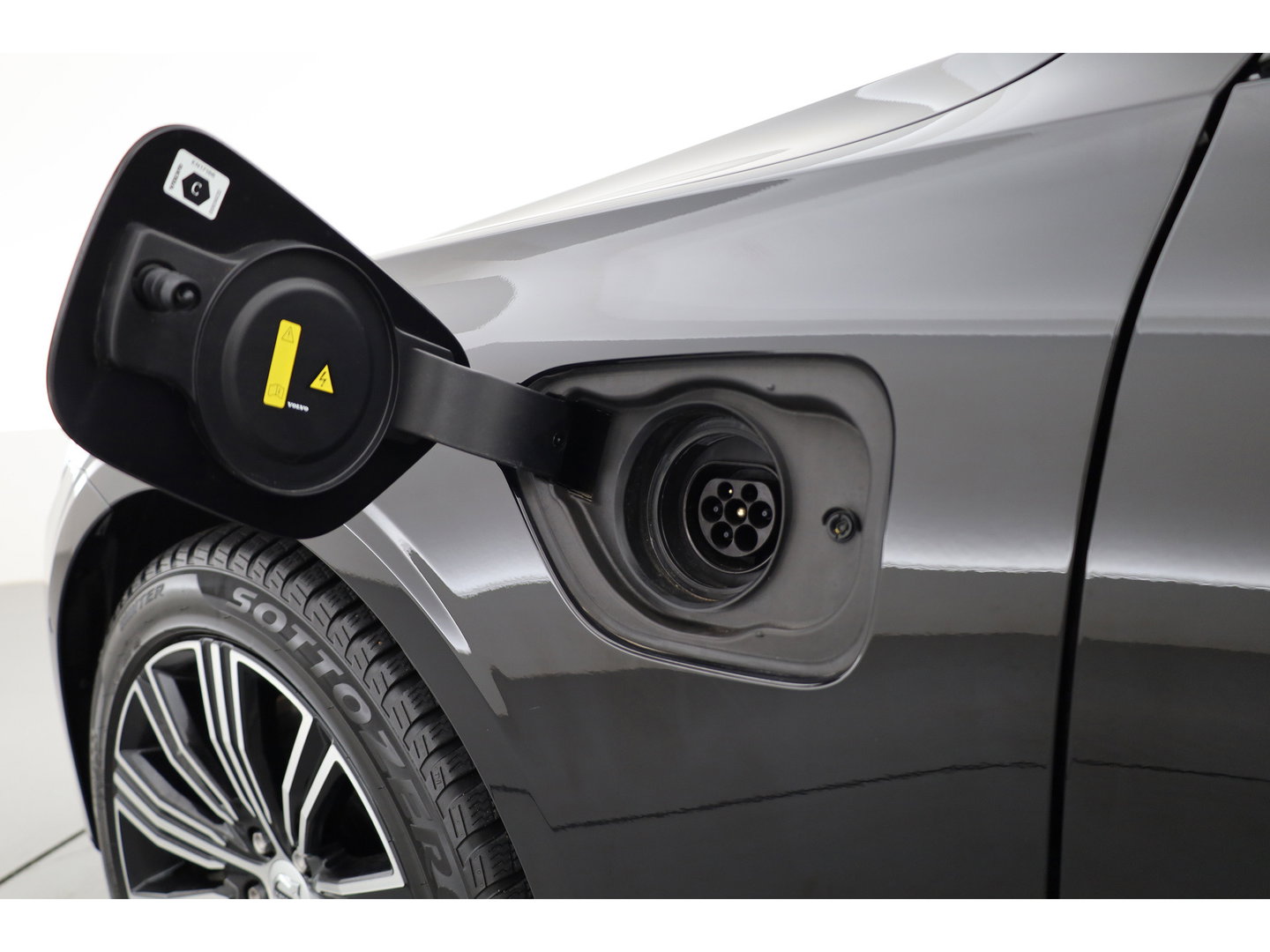 Volvo V60 2.0 T6 Plug-in hybrid AWD Plus Dark | Pano | Trekhaak | Memory Seats | H&K Audio | 360cam | Pilot Assist | Bliss | Stoel-Stuurverw. |