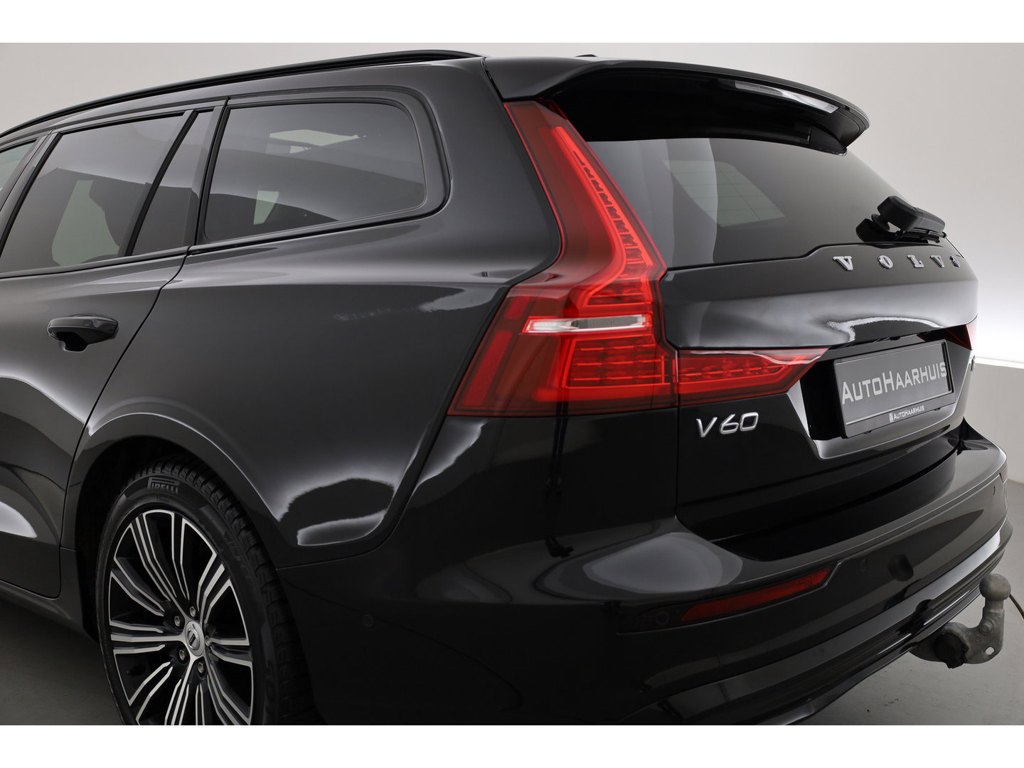 Volvo V60 2.0 T6 Plug-in hybrid AWD Plus Dark | Pano | Trekhaak | Memory Seats | H&K Audio | 360cam | Pilot Assist | Bliss | Stoel-Stuurverw. |
