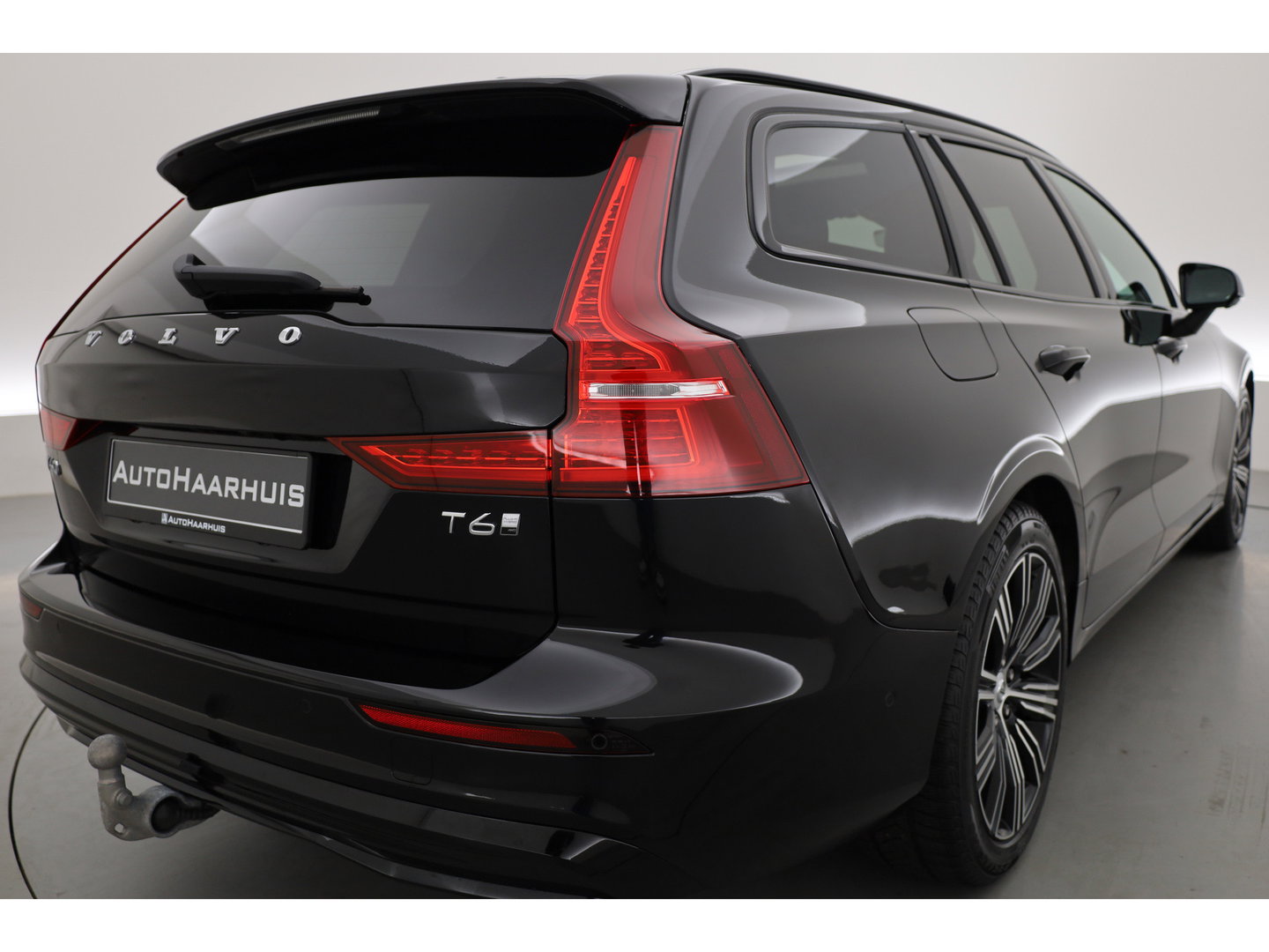 Volvo V60 2.0 T6 Plug-in hybrid AWD Plus Dark | Pano | Trekhaak | Memory Seats | H&K Audio | 360cam | Pilot Assist | Bliss | Stoel-Stuurverw. |