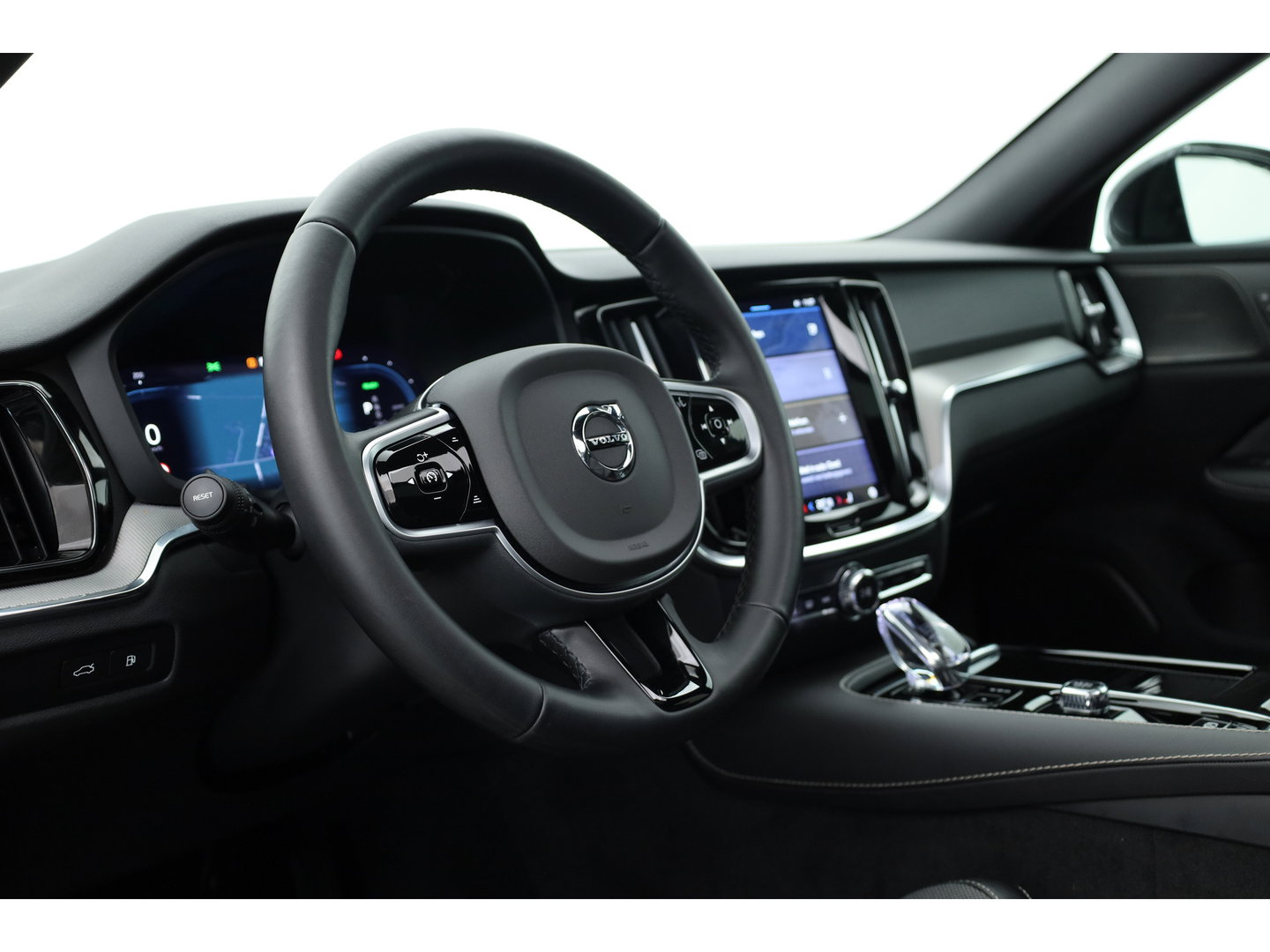 Volvo V60 2.0 T6 Plug-in hybrid AWD Plus Dark | Pano | Trekhaak | Memory Seats | H&K Audio | 360cam | Pilot Assist | Bliss | Stoel-Stuurverw. |