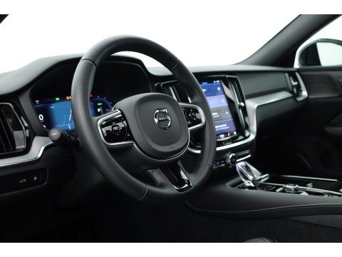 Volvo V60 2.0 T6 Plug-in hybrid AWD Plus Dark | Pano | Trekhaak | Memory Seats | H&K Audio | 360cam | Pilot Assist | Bliss | Stoel-Stuurverw. |