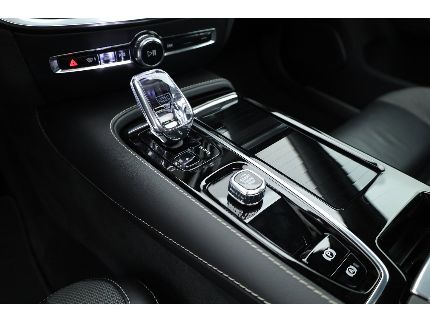 Volvo V60 2.0 T6 Plug-in hybrid AWD Plus Dark | Pano | Trekhaak | Memory Seats | H&K Audio | 360cam | Pilot Assist | Bliss | Stoel-Stuurverw. |