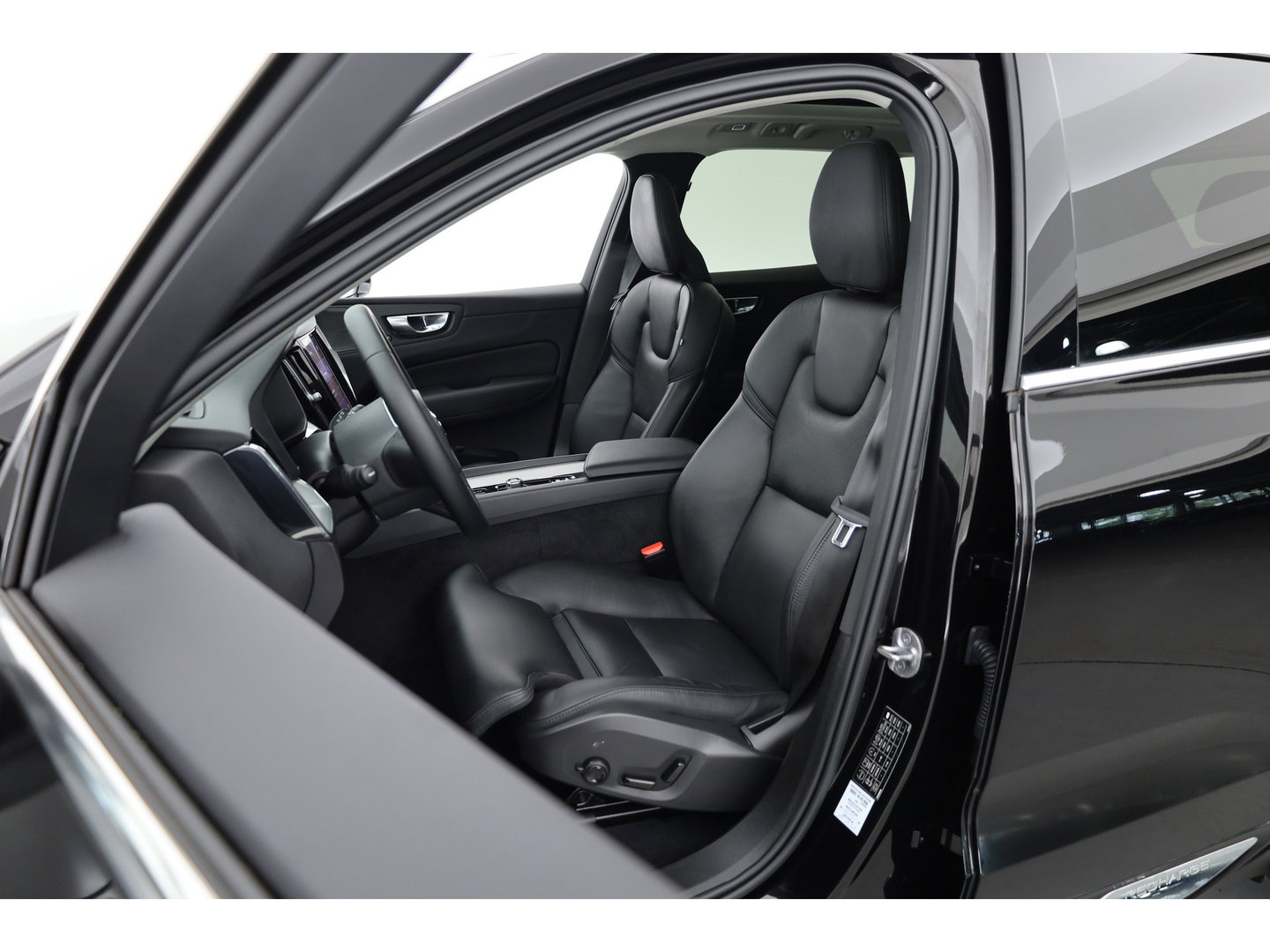 Volvo XC60 2.0 T6 Plug-in hybrid AWD Plus Bright | Pano | Pilot Assist | Leder | Memory | Stoel- stuurverw. | Harman Kardon | All Season