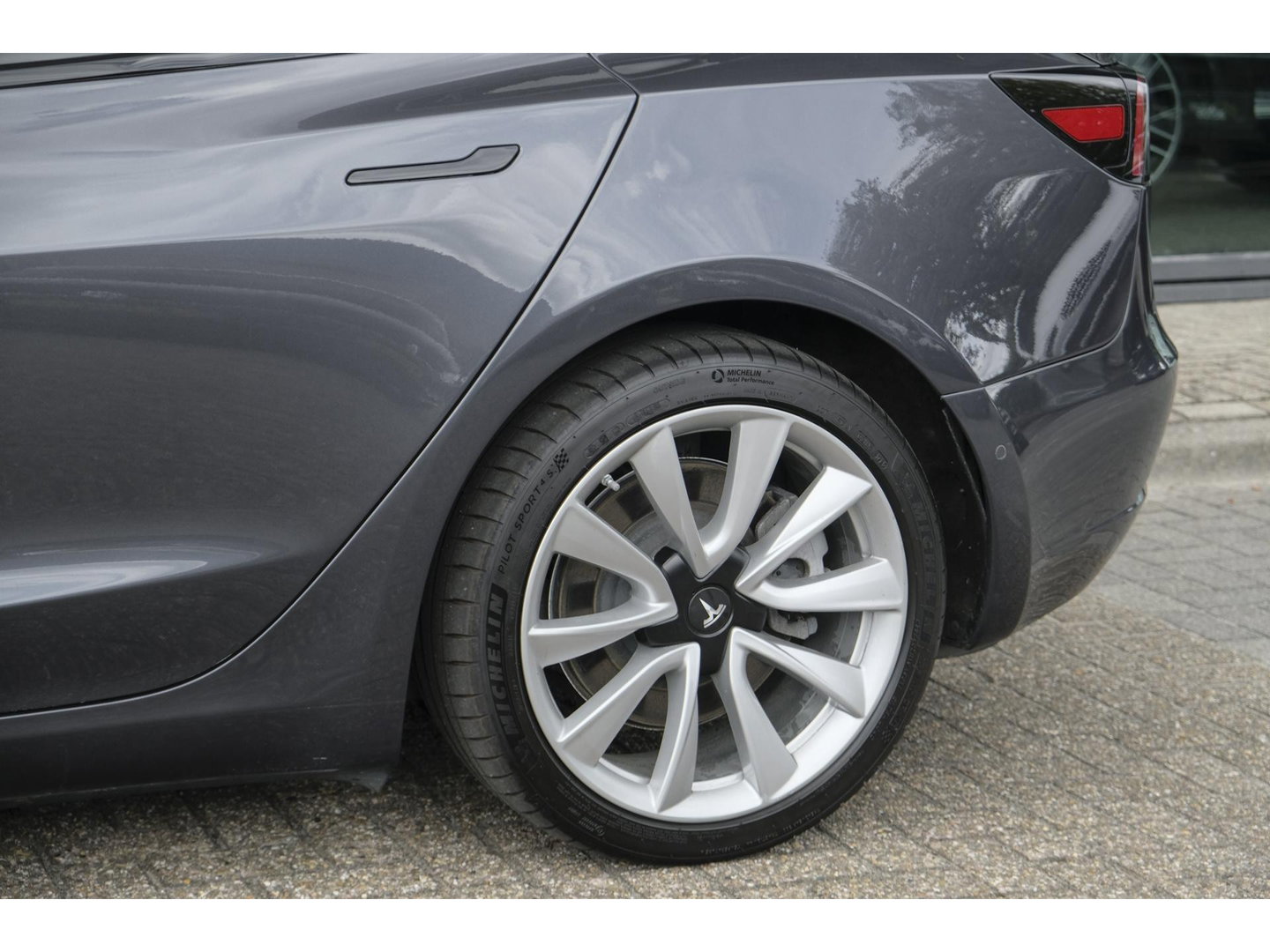 Tesla Model 3 Long Range 351pk AWD 75 kWh *BTW* *SOH 85%* Panoramadak 19" LMV Sport Autopilot