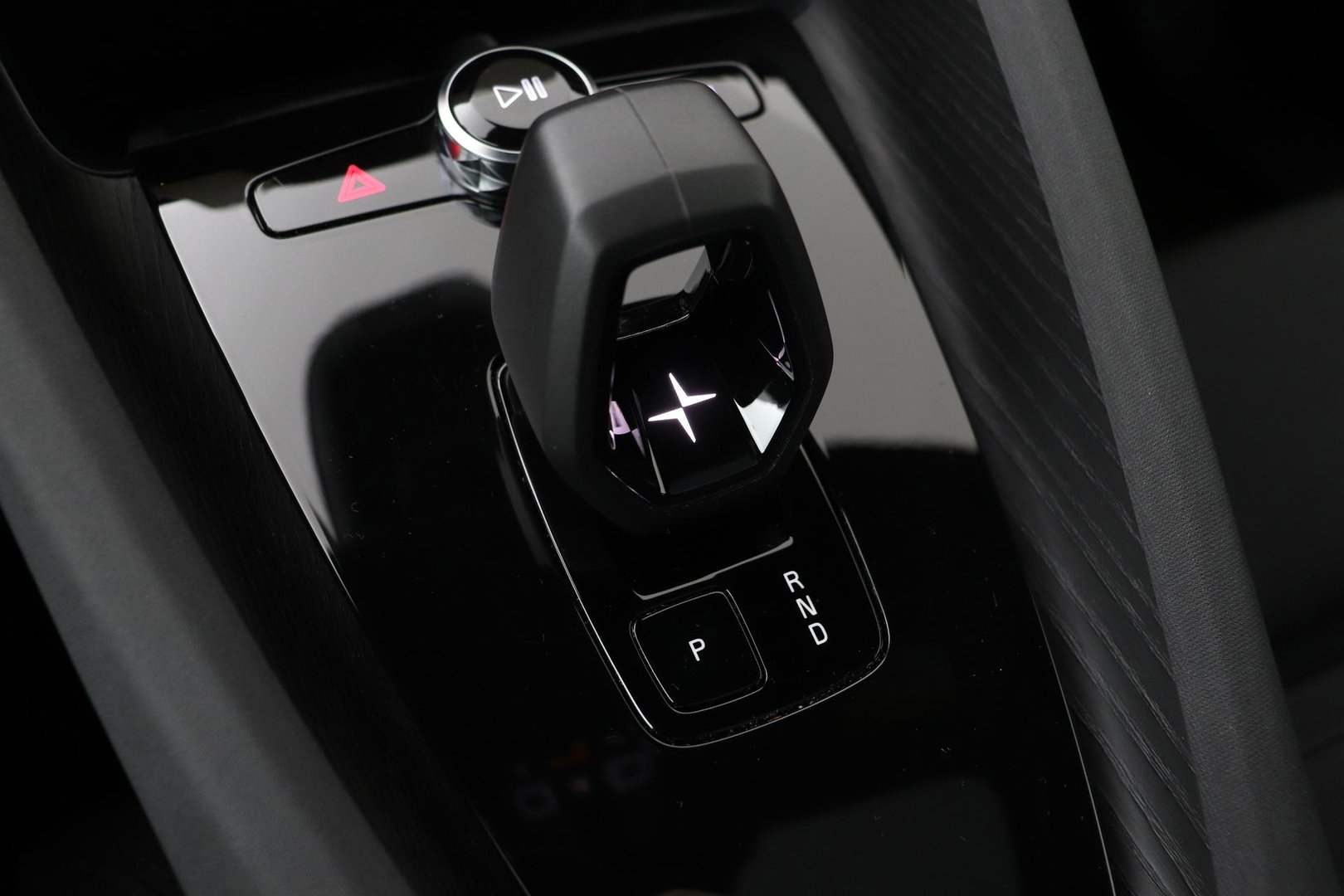 Polestar 2 Long Range Single Motor 78 kWh | Plus | Pilot | Panoramadak | Harman/Kardon | 360° Camera | Warmtepomp | BLIS | Stoel+Stuurverwarming | 20 Inch