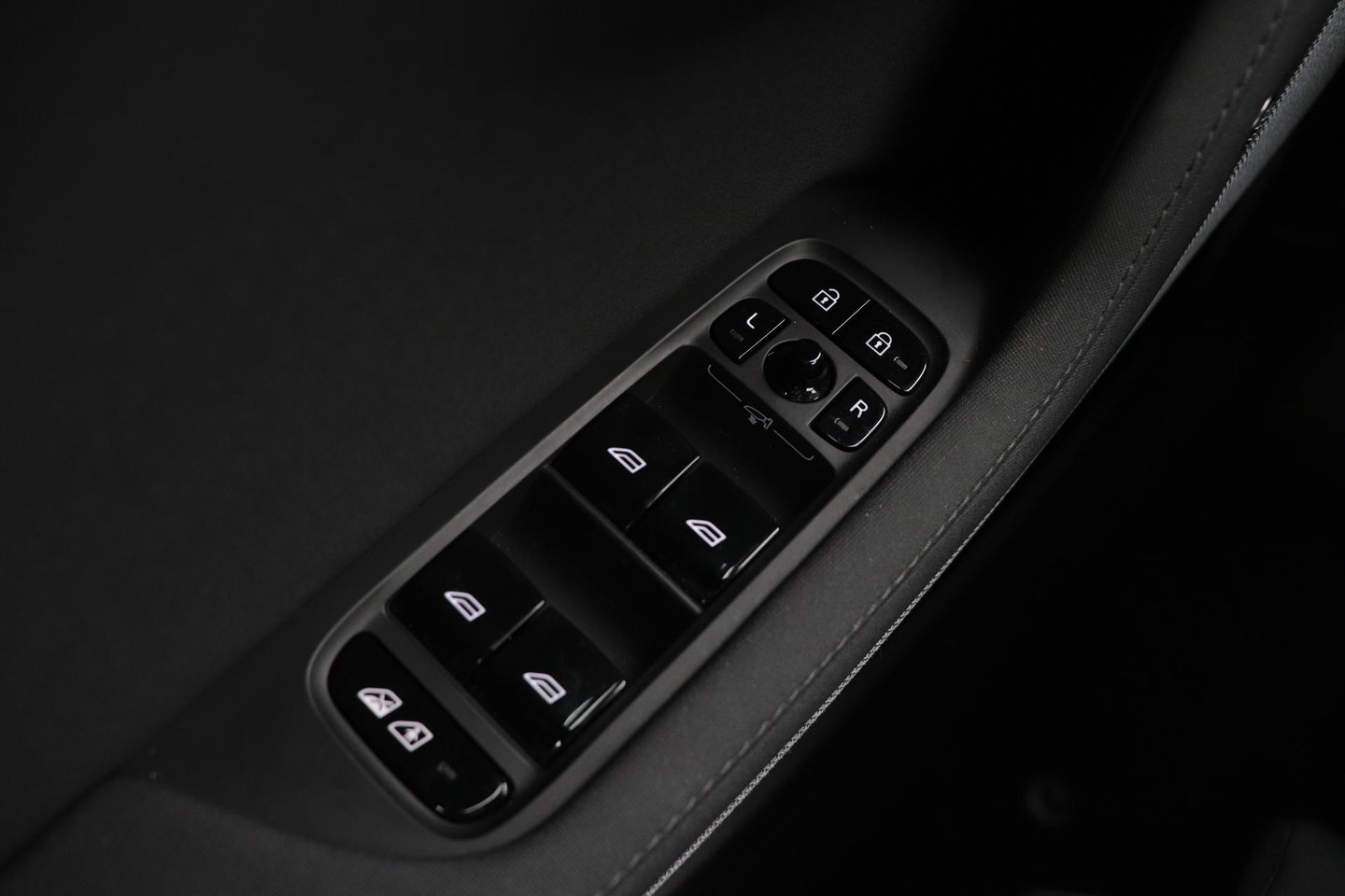 Polestar 2 Long Range Single Motor 78 kWh | Plus | Pilot | Panoramadak | Harman/Kardon | 360° Camera | Warmtepomp | BLIS | Stoel+Stuurverwarming | 20 Inch
