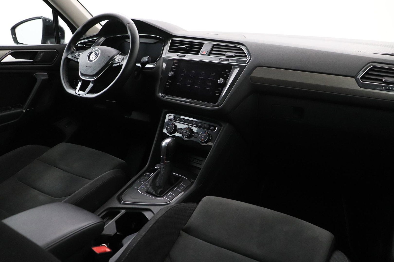 Volkswagen Tiguan Allspace 1.4 TSI Comfortline Business | 7 Persoons | Panoramadak | Trekhaak | Massage | Keyless | Stoelverwarming | Getint Glas