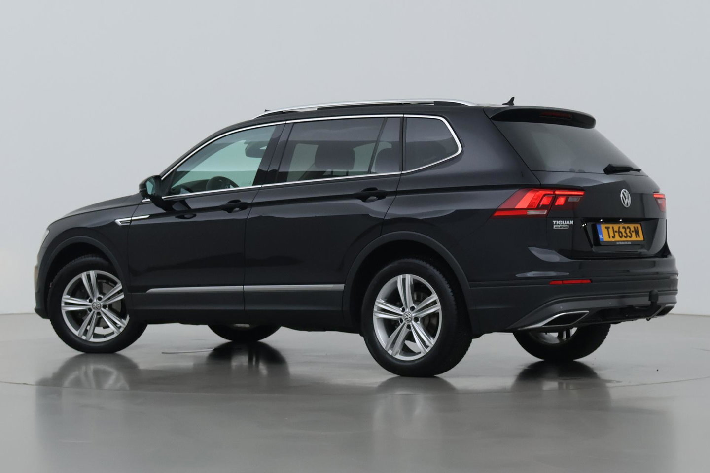 Volkswagen Tiguan Allspace 1.4 TSI Comfortline Business | 7 Persoons | Panoramadak | Trekhaak | Massage | Keyless | Stoelverwarming | Getint Glas