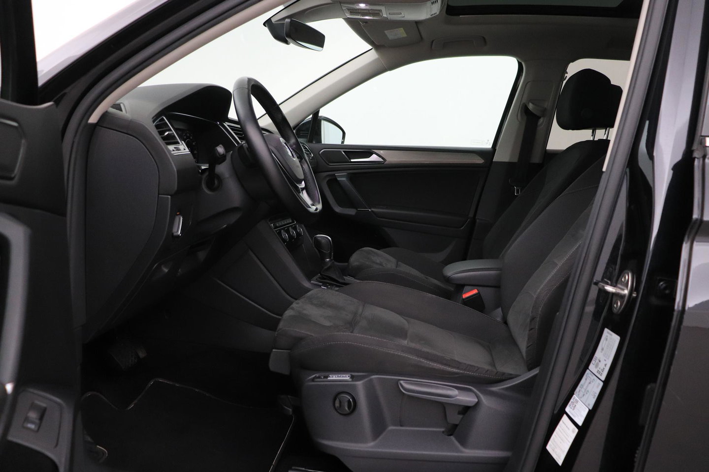 Volkswagen Tiguan Allspace 1.4 TSI Comfortline Business | 7 Persoons | Panoramadak | Trekhaak | Massage | Keyless | Stoelverwarming | Getint Glas