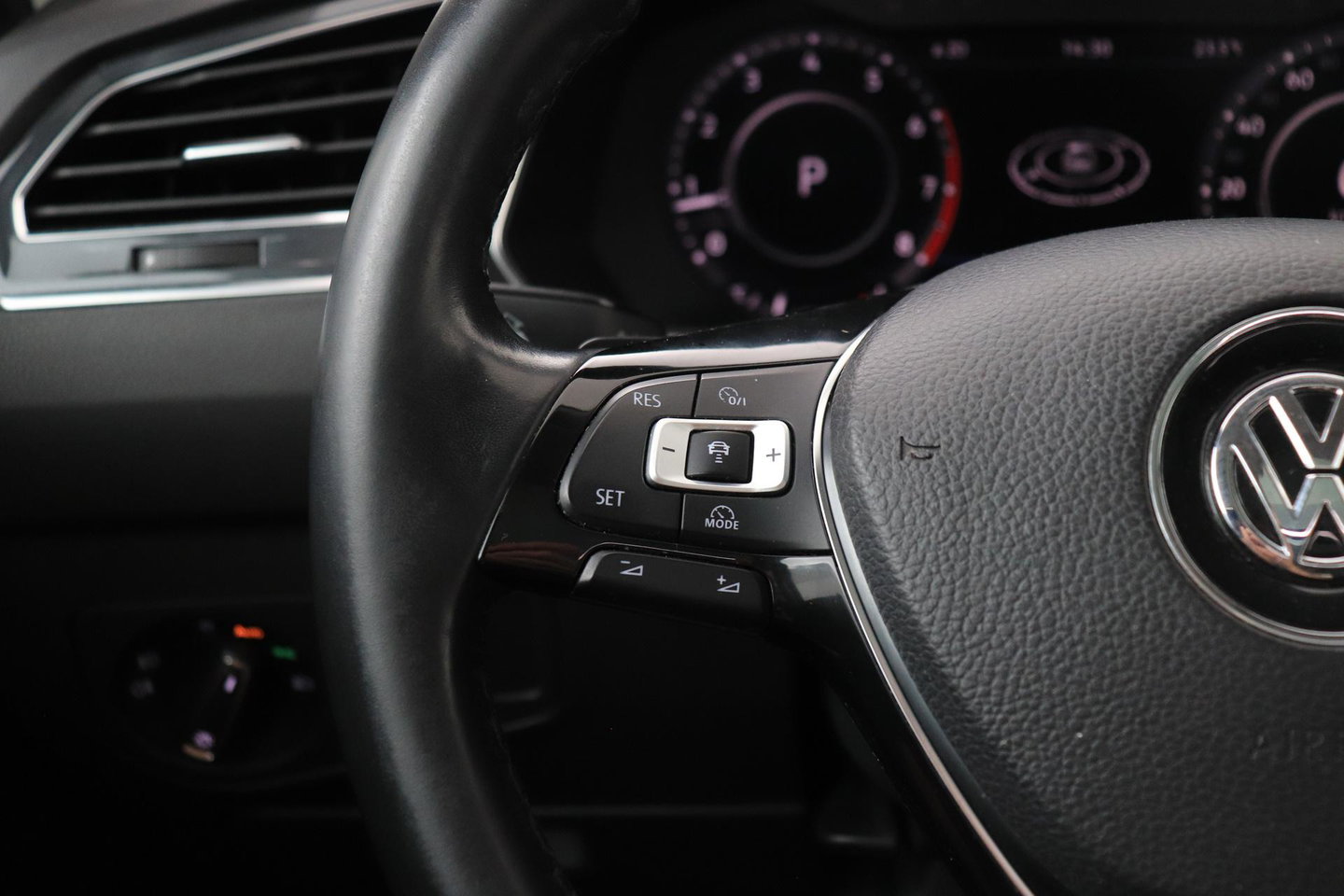 Volkswagen Tiguan Allspace 1.4 TSI Comfortline Business | 7 Persoons | Panoramadak | Trekhaak | Massage | Keyless | Stoelverwarming | Getint Glas