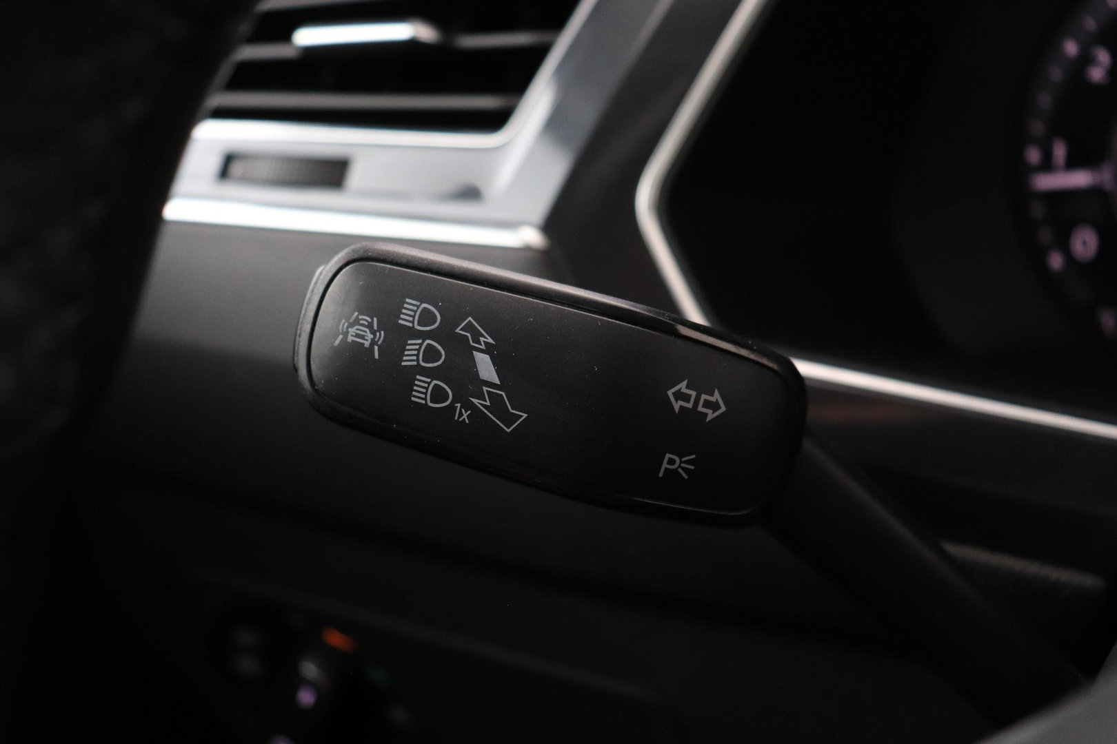 Volkswagen Tiguan Allspace 1.4 TSI Comfortline Business | 7 Persoons | Panoramadak | Trekhaak | Massage | Keyless | Stoelverwarming | Getint Glas
