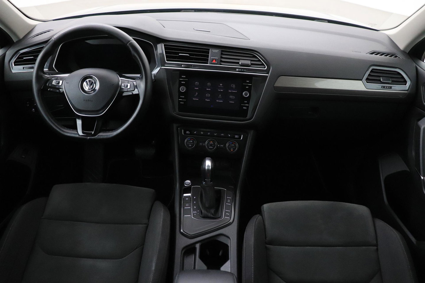 Volkswagen Tiguan Allspace 1.4 TSI Comfortline Business | 7 Persoons | Panoramadak | Trekhaak | Massage | Keyless | Stoelverwarming | Getint Glas