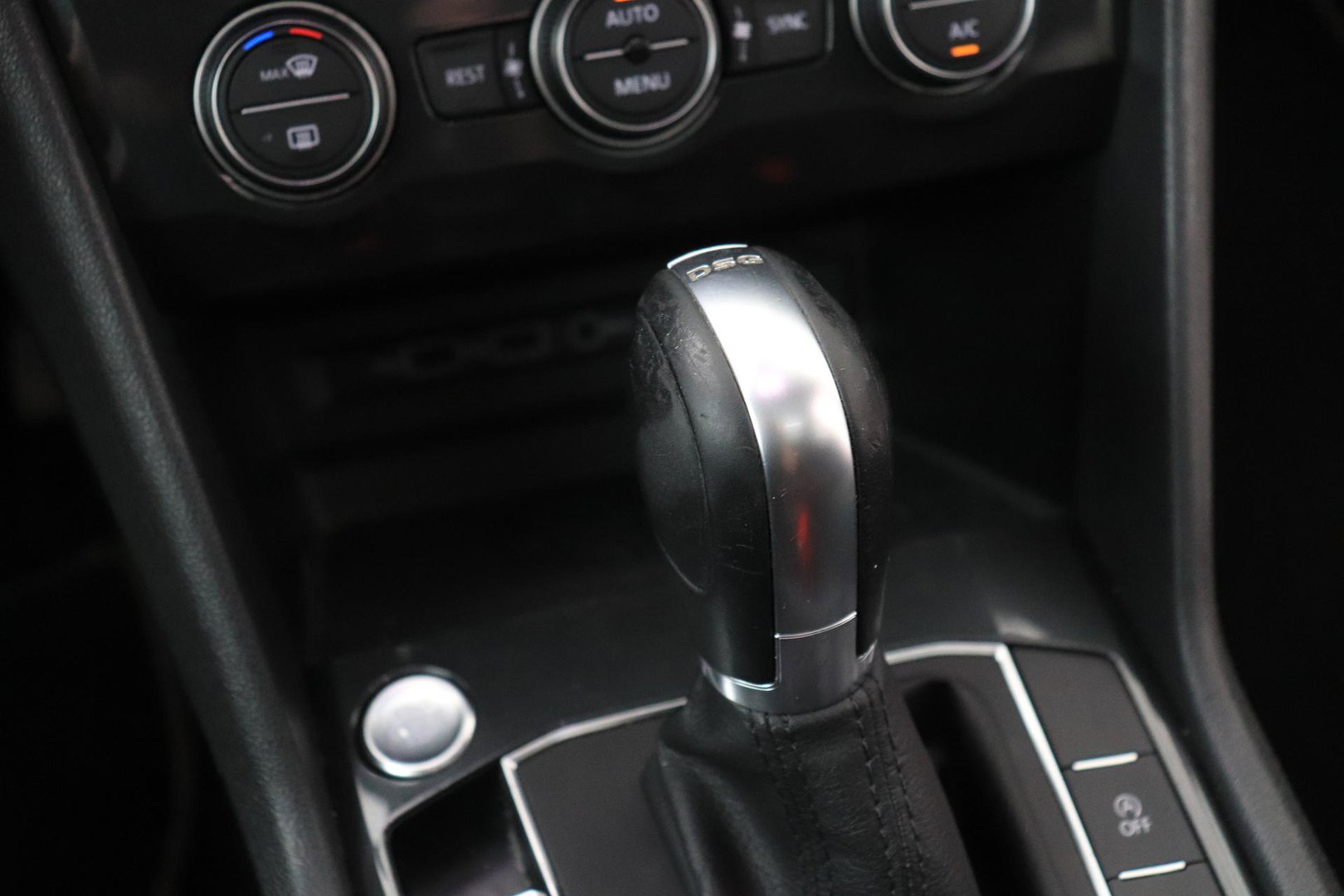 Volkswagen Tiguan Allspace 1.4 TSI Comfortline Business | 7 Persoons | Panoramadak | Trekhaak | Massage | Keyless | Stoelverwarming | Getint Glas