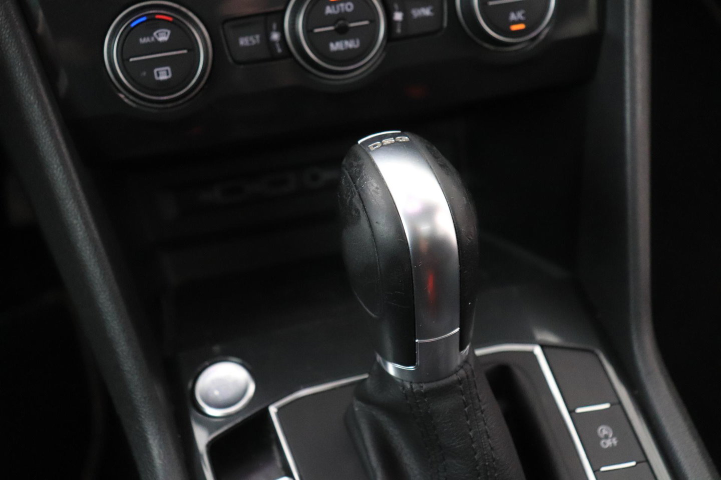 Volkswagen Tiguan Allspace 1.4 TSI Comfortline Business | 7 Persoons | Panoramadak | Trekhaak | Massage | Keyless | Stoelverwarming | Getint Glas