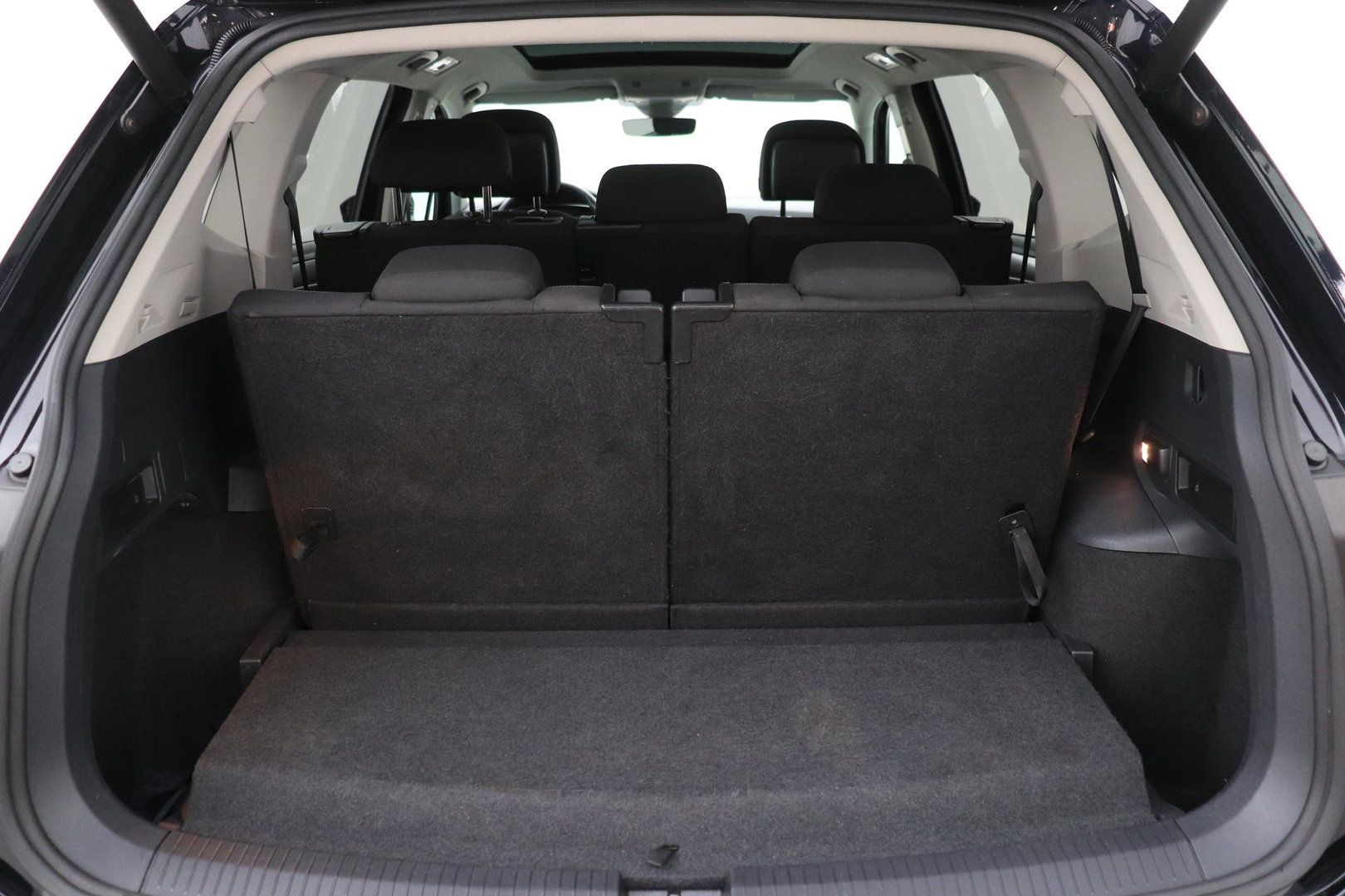 Volkswagen Tiguan Allspace 1.4 TSI Comfortline Business | 7 Persoons | Panoramadak | Trekhaak | Massage | Keyless | Stoelverwarming | Getint Glas