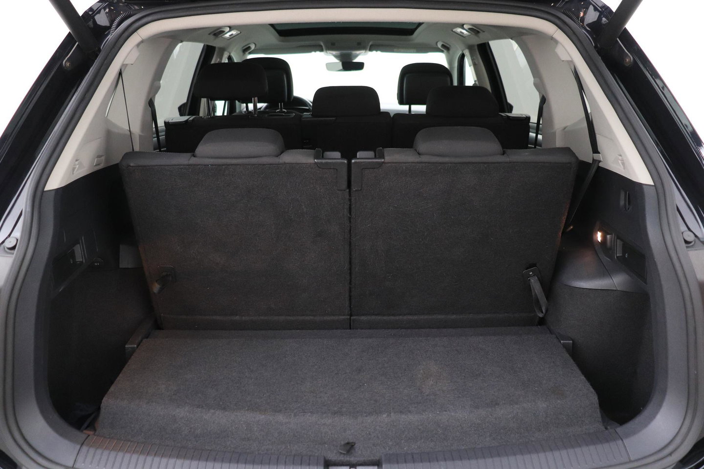 Volkswagen Tiguan Allspace 1.4 TSI Comfortline Business | 7 Persoons | Panoramadak | Trekhaak | Massage | Keyless | Stoelverwarming | Getint Glas