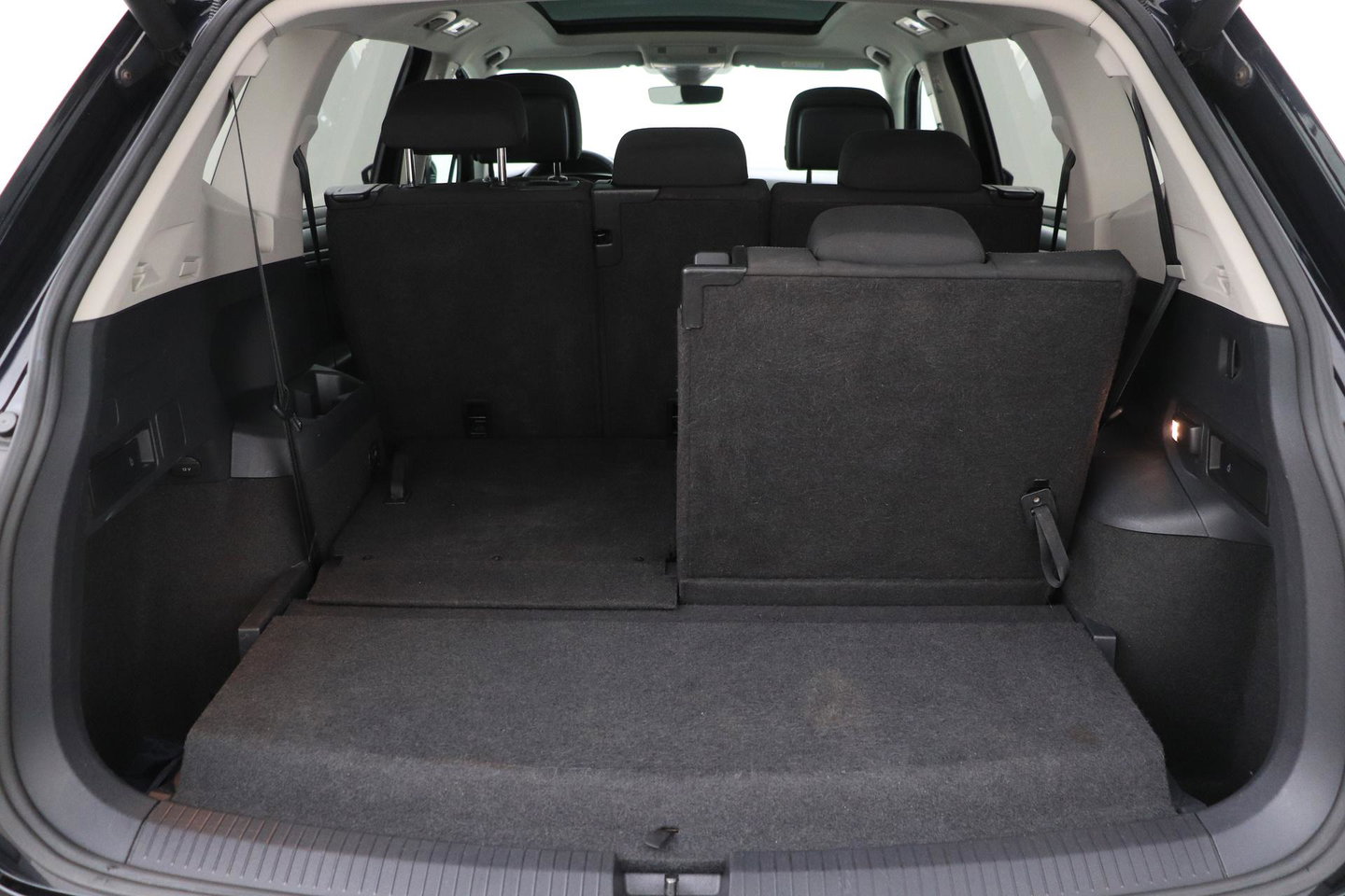 Volkswagen Tiguan Allspace 1.4 TSI Comfortline Business | 7 Persoons | Panoramadak | Trekhaak | Massage | Keyless | Stoelverwarming | Getint Glas