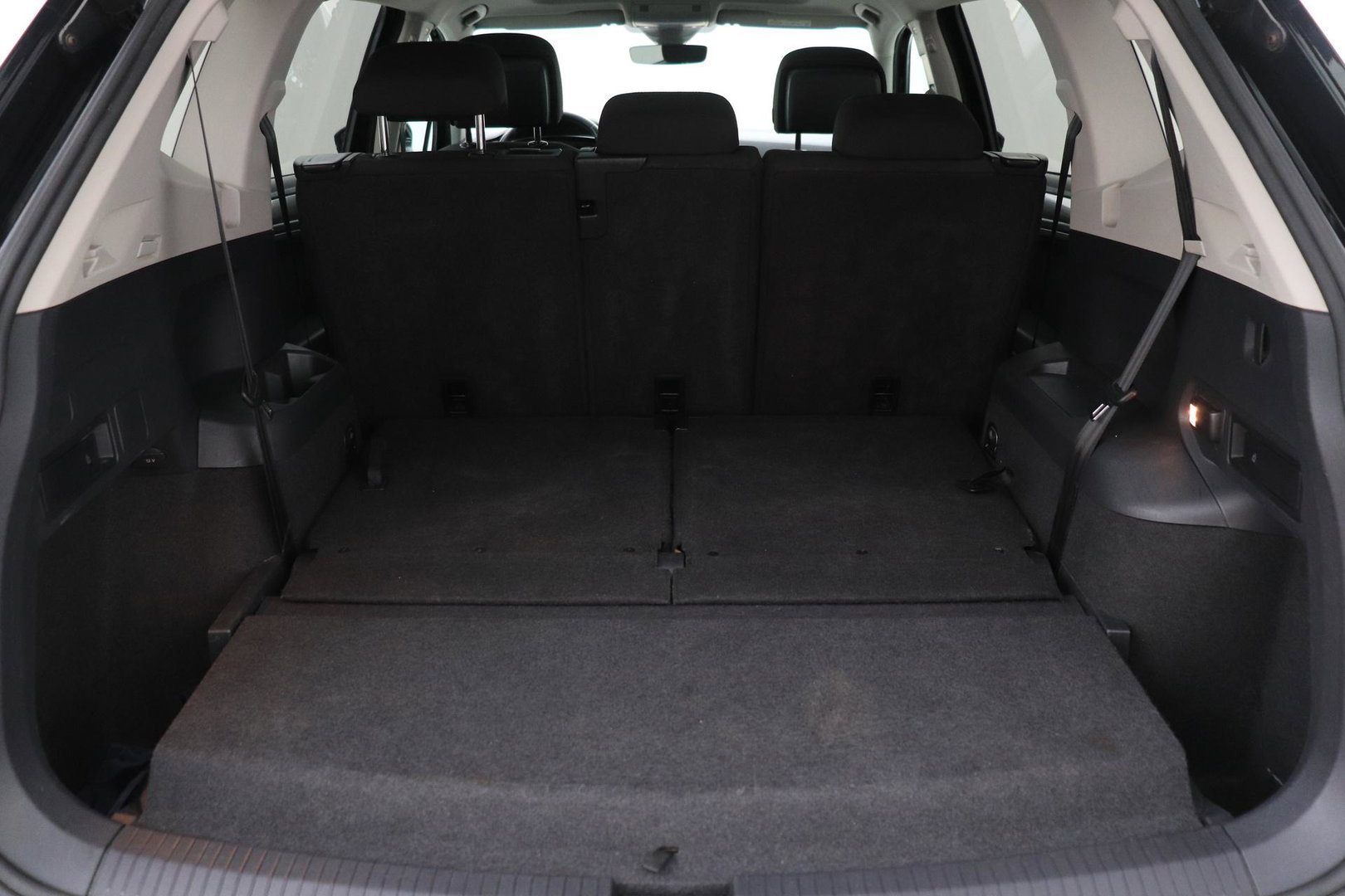 Volkswagen Tiguan Allspace 1.4 TSI Comfortline Business | 7 Persoons | Panoramadak | Trekhaak | Massage | Keyless | Stoelverwarming | Getint Glas