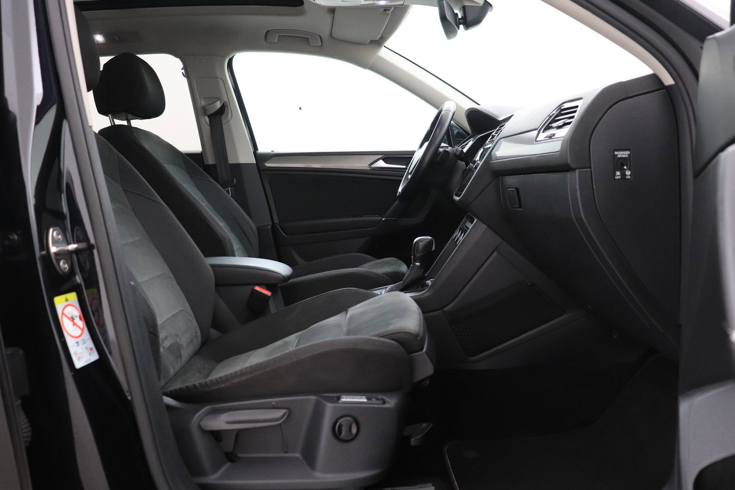 Volkswagen Tiguan Allspace 1.4 TSI Comfortline Business | 7 Persoons | Panoramadak | Trekhaak | Massage | Keyless | Stoelverwarming | Getint Glas