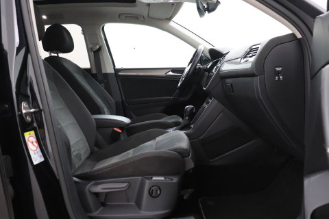 Volkswagen Tiguan Allspace 1.4 TSI Comfortline Business | 7 Persoons | Panoramadak | Trekhaak | Massage | Keyless | Stoelverwarming | Getint Glas