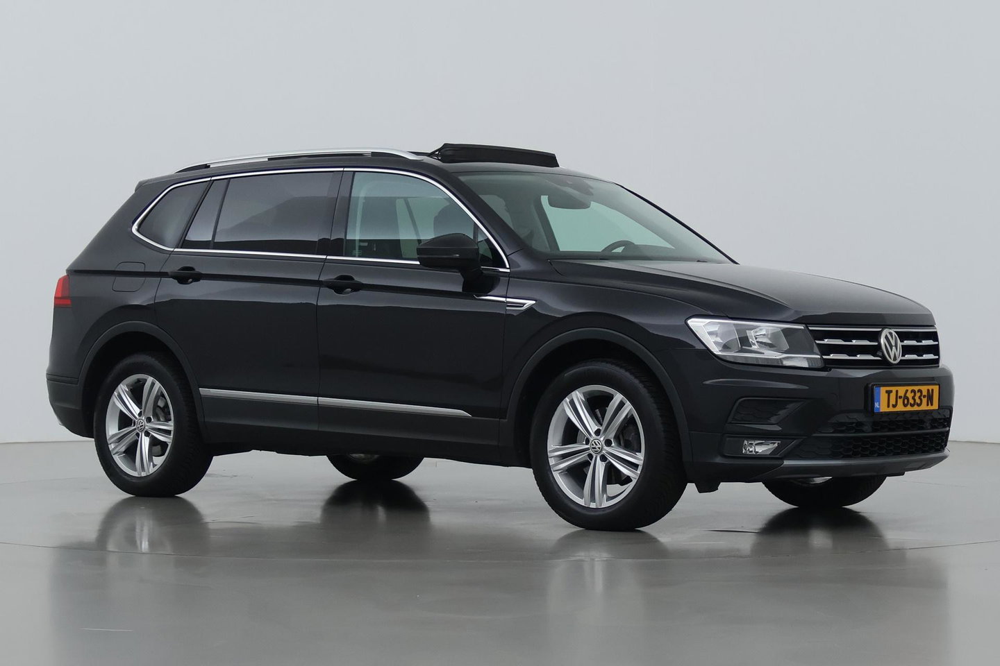 Volkswagen Tiguan Allspace 1.4 TSI Comfortline Business | 7 Persoons | Panoramadak | Trekhaak | Massage | Keyless | Stoelverwarming | Getint Glas