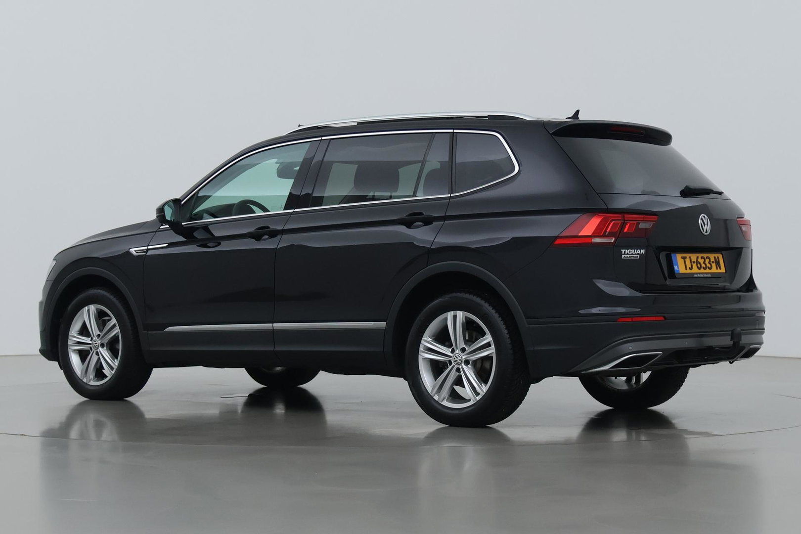 Volkswagen Tiguan Allspace 1.4 TSI Comfortline Business | 7 Persoons | Panoramadak | Trekhaak | Massage | Keyless | Stoelverwarming | Getint Glas