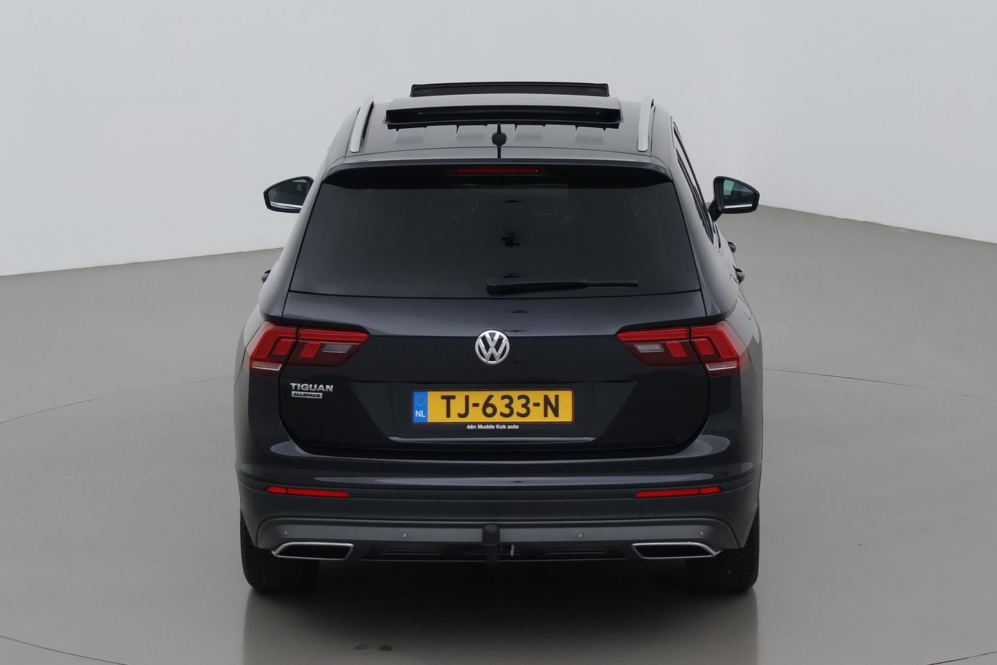 Volkswagen Tiguan Allspace 1.4 TSI Comfortline Business | 7 Persoons | Panoramadak | Trekhaak | Massage | Keyless | Stoelverwarming | Getint Glas
