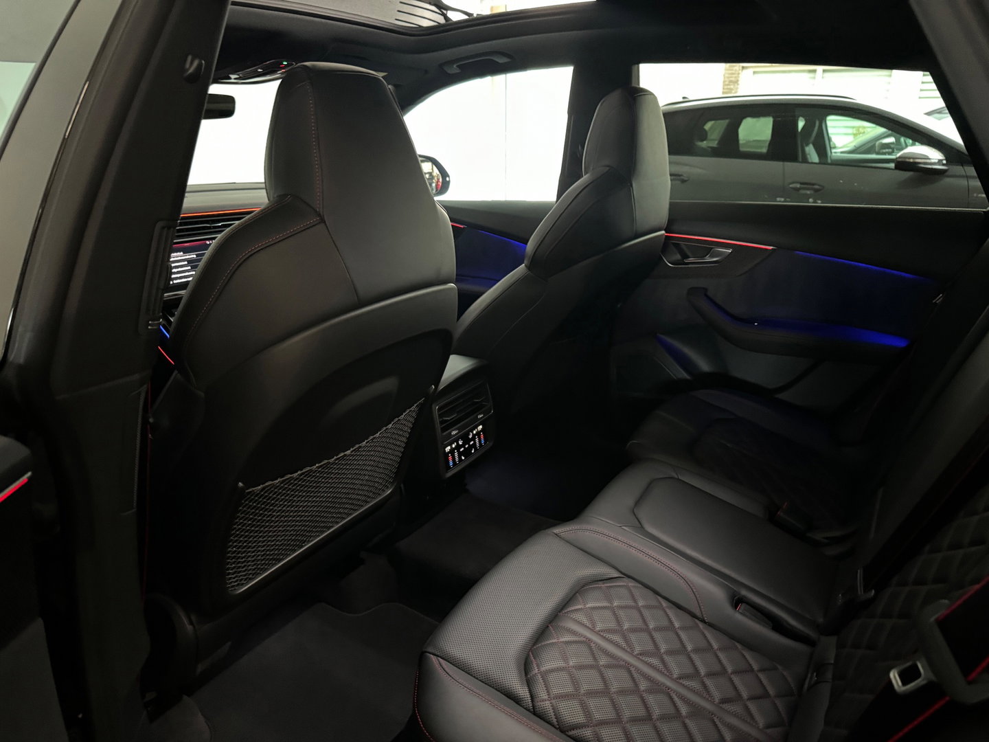 Audi Q8 4.0 TFSI SQ8 quattro Carbon|Massage|Trekhaak|Sfeer|Nachtzicht
