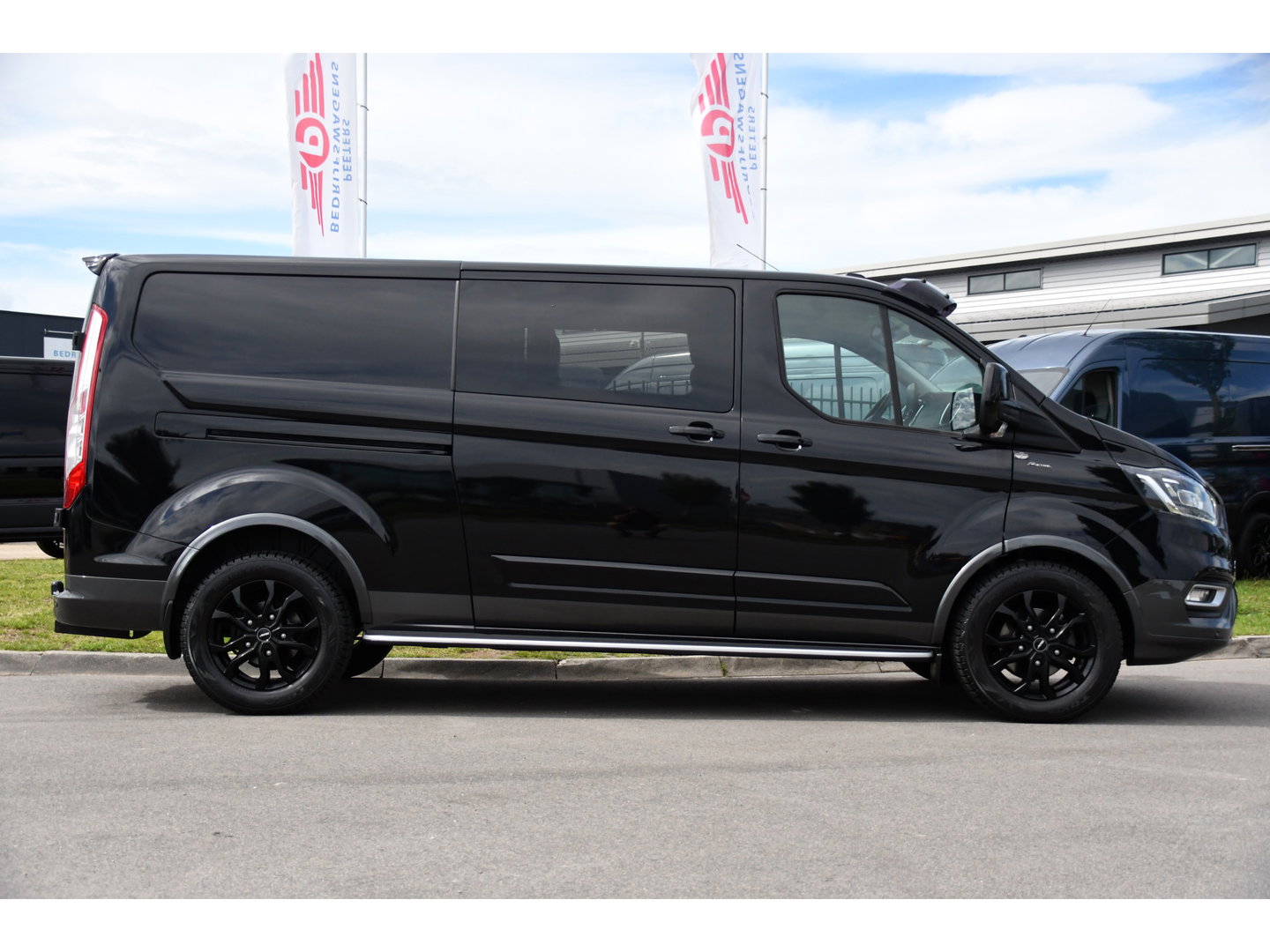 Ford Transit Custom 320 2.0 TDCI L2H1 Active DC Black Edition Adaptieve Cruise, Camera, Carplay, 170pk, Automaat, Leder, Sensoren, 2 x Schuifdeur, LED, Uniek!