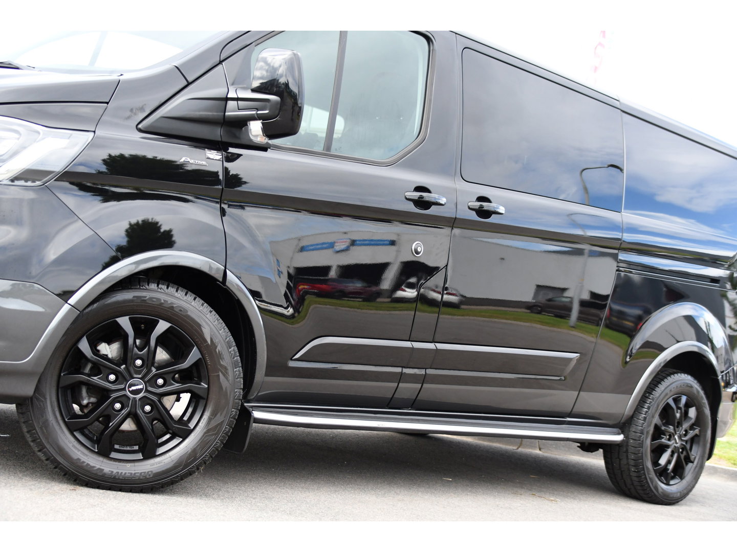 Ford Transit Custom 320 2.0 TDCI L2H1 Active DC Black Edition Adaptieve Cruise, Camera, Carplay, 170pk, Automaat, Leder, Sensoren, 2 x Schuifdeur, LED, Uniek!