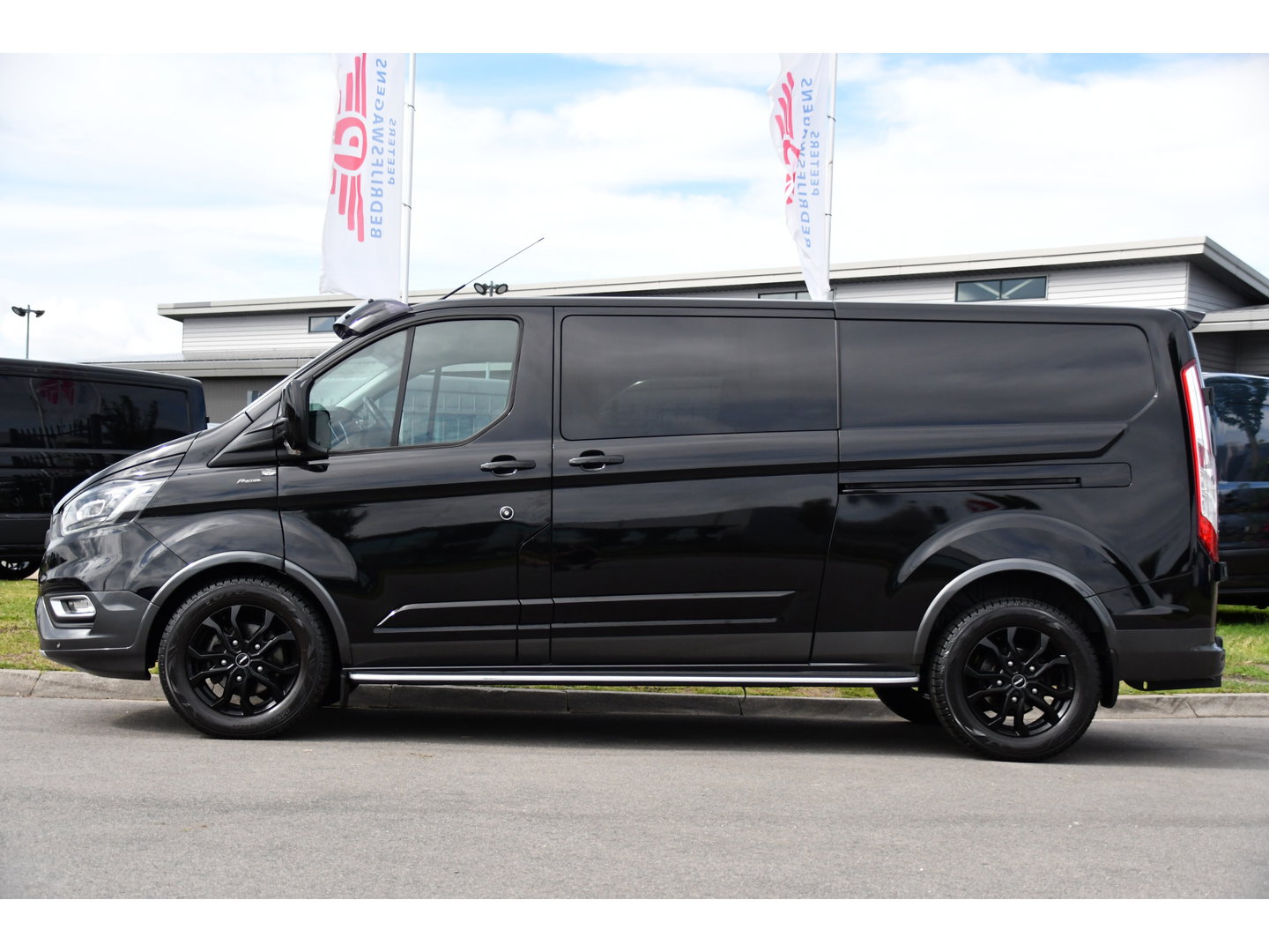 Ford Transit Custom 320 2.0 TDCI L2H1 Active DC Black Edition Adaptieve Cruise, Camera, Carplay, 170pk, Automaat, Leder, Sensoren, 2 x Schuifdeur, LED, Uniek!