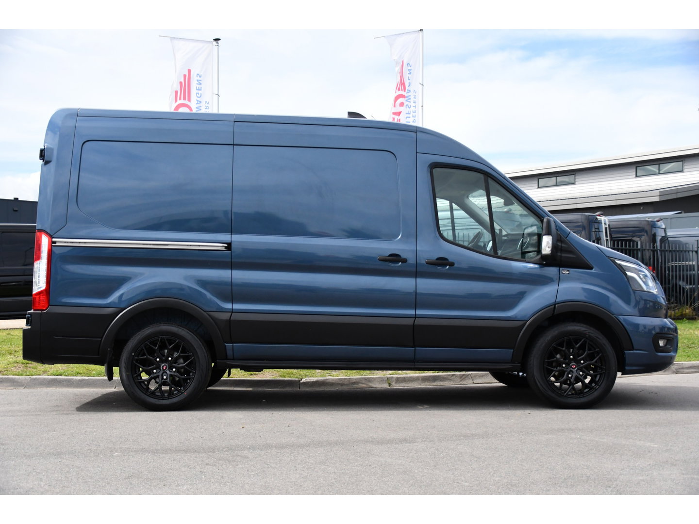 Ford Transit 350 2.0 TDCI L2H2 PB Edition Camera, Cruise, Carplay, 170pk, Stoelverwarming, Automaat, 2 x schuifdeur, LED, Sensoren, Multimedia, Uniek!